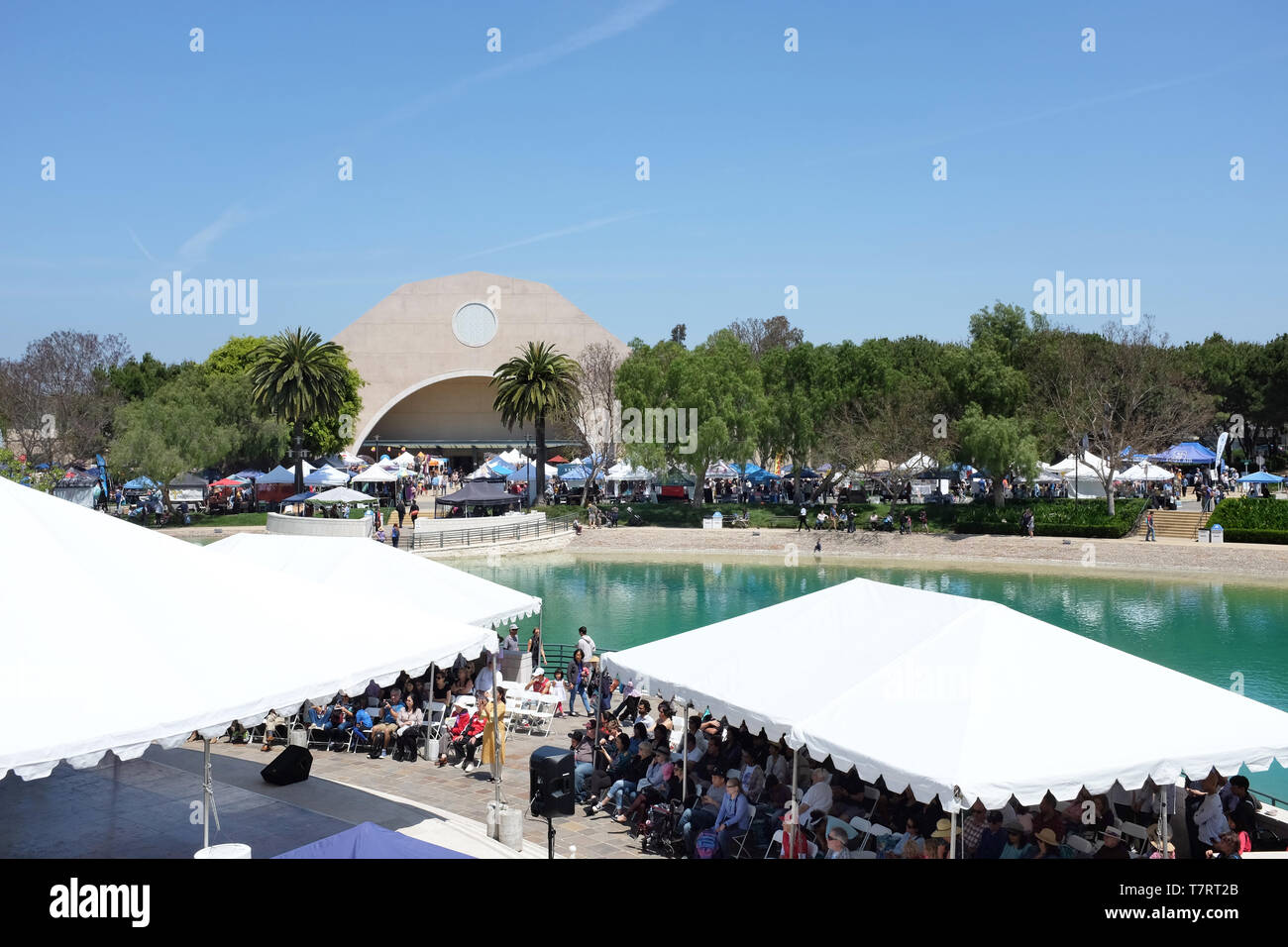 ALISO Viejo, California, 4 maggio 2019: Soka Università della pace il lago e il centro ricreativo visto da fondatori Hall durante il Festival Internazionale. Foto Stock
