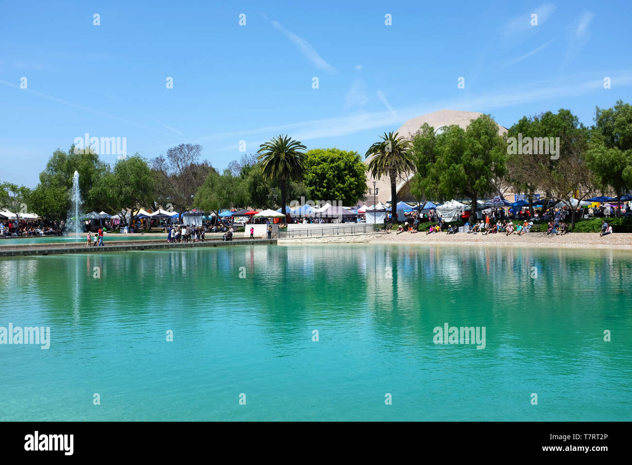 ALISO Viejo, California, 4 maggio 2019: guardando attraverso la pace del lago alla Soka universoity verso il centro ricreativo durante il Festival Internazionale. Foto Stock