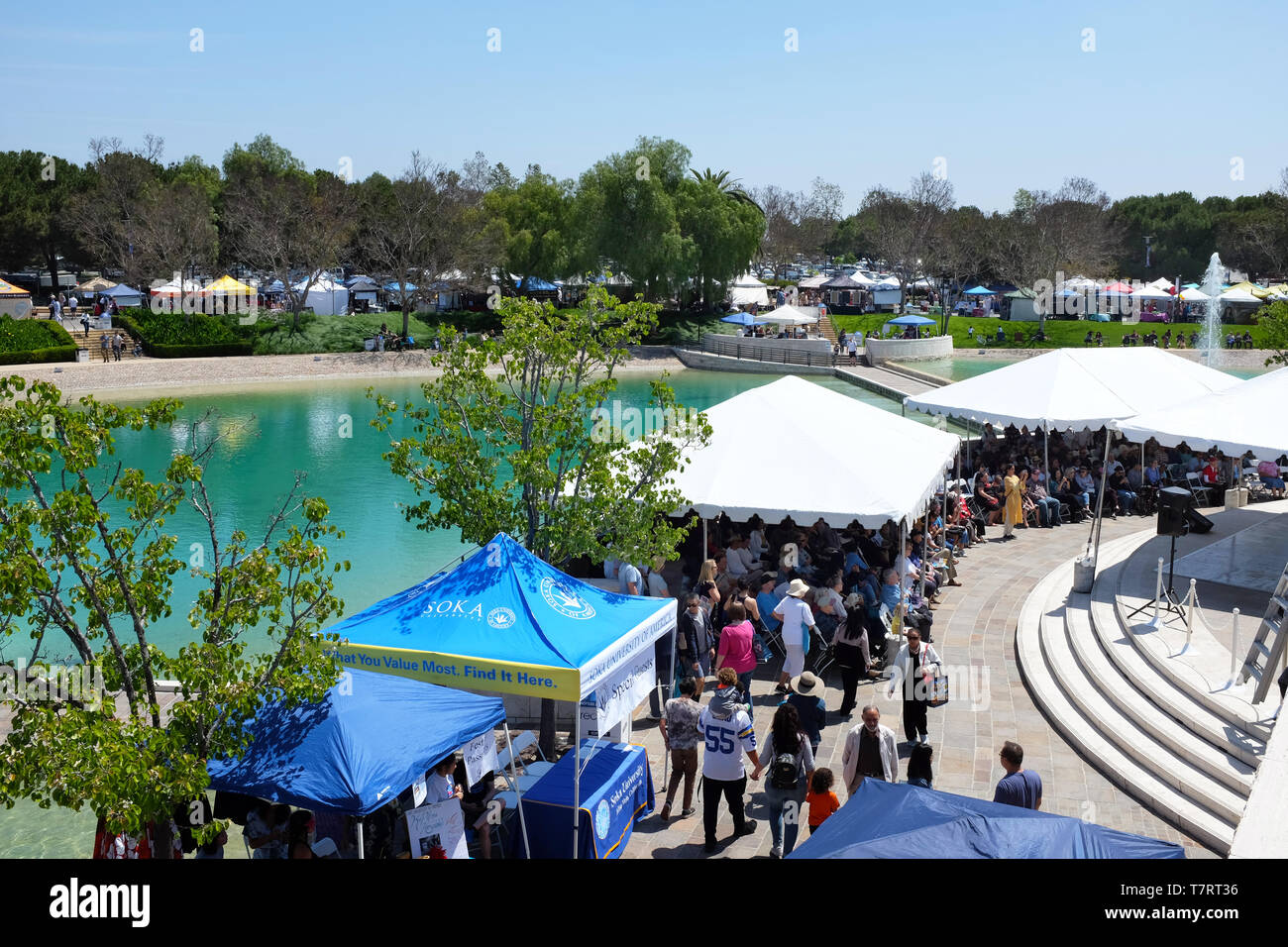 ALISO Viejo, California, 4 maggio 2019: area di visualizzazione di fronte al lago di pace stadio durante il Festival Internazionale a Soka University. Foto Stock