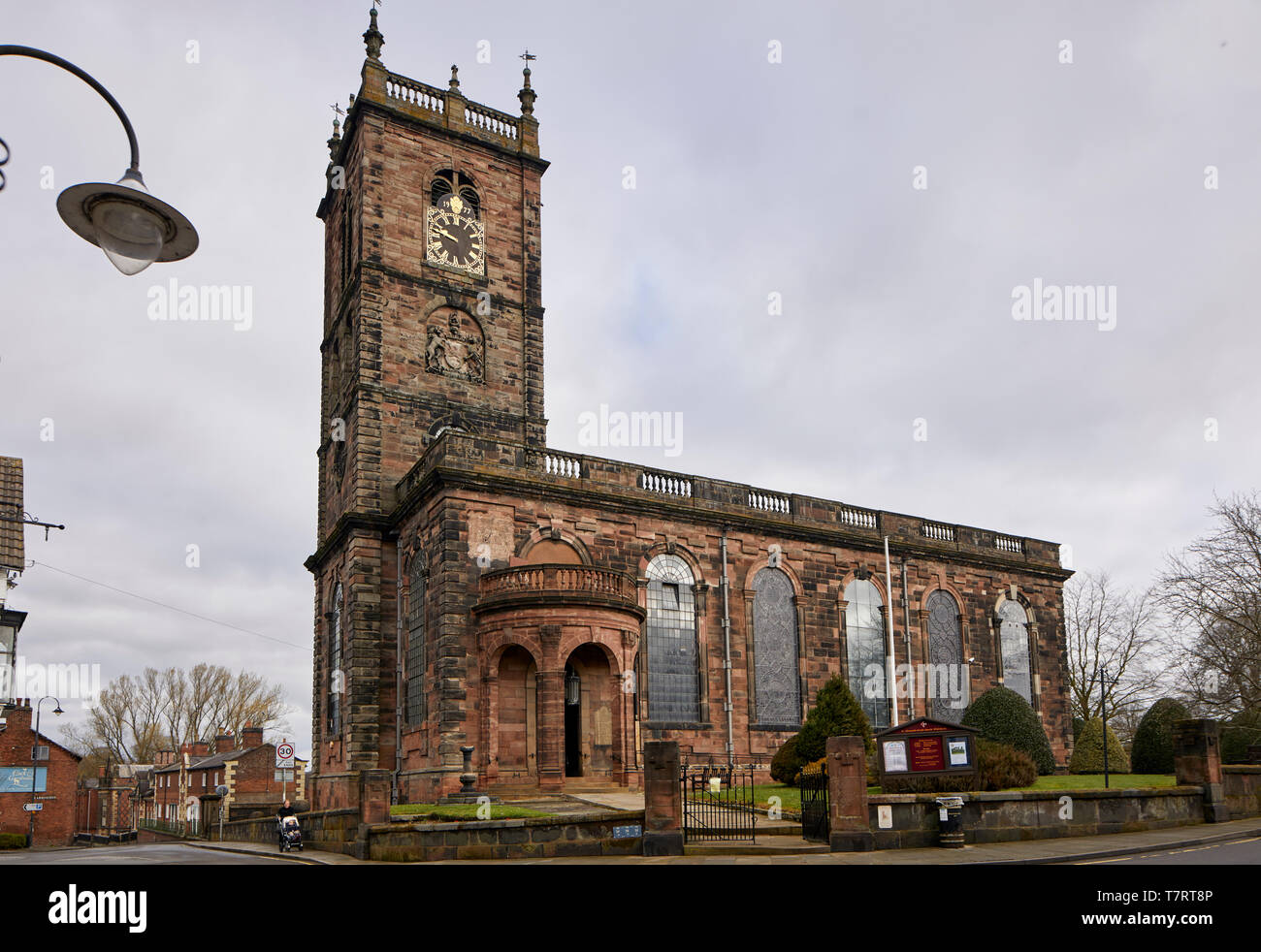 Whitchurch città mercato nello Shropshire, Inghilterra, vicino al confine gallese. cercando la High Street hill verso St Alkmunds Chiesa Foto Stock