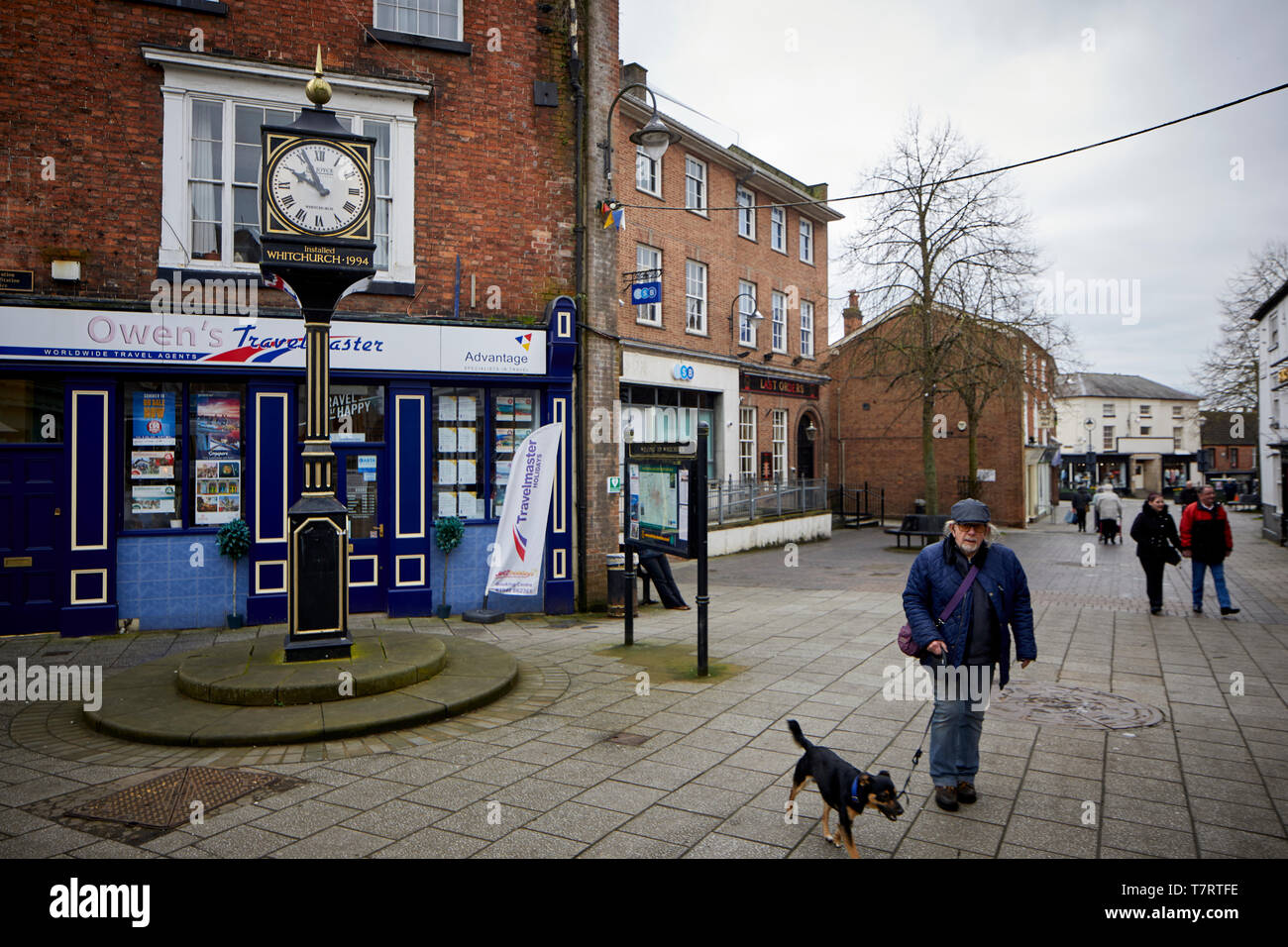 Whitchurch città mercato nello Shropshire, Inghilterra, vicino al confine gallese. Villaggio orologio in basso di High Street. Foto Stock