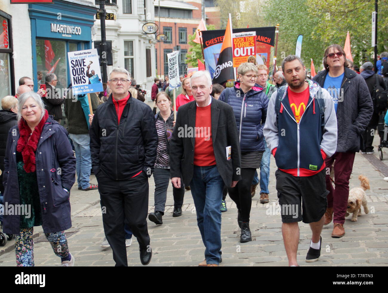 Chesterfield, Derbyshire, Regno Unito. Il 6 maggio 2019. John McDonnell, del partito laburista britannico del candidato e di ombra il Cancelliere dello Scacchiere annuale sul Chesterfield può parata del giorno prima di parlare al rally che è stata sostenuta da sindacati compresi i TUC e ASLEF. Altri altoparlanti inclusi manodopera MP per Chesterfield, Toby Perkins Foto Stock