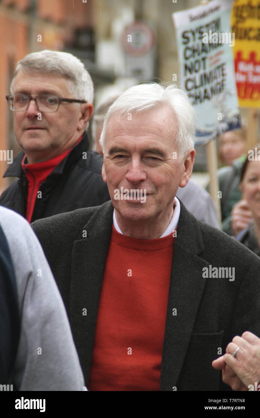 Chesterfield, Derbyshire, Regno Unito. Il 6 maggio 2019. John McDonnell, del partito laburista britannico del candidato e di ombra il Cancelliere dello Scacchiere annuale sul Chesterfield può parata del giorno prima di parlare al rally che è stata sostenuta da sindacati compresi i TUC e ASLEF. Altri altoparlanti inclusi manodopera MP per Chesterfield, Toby Perkins Foto Stock