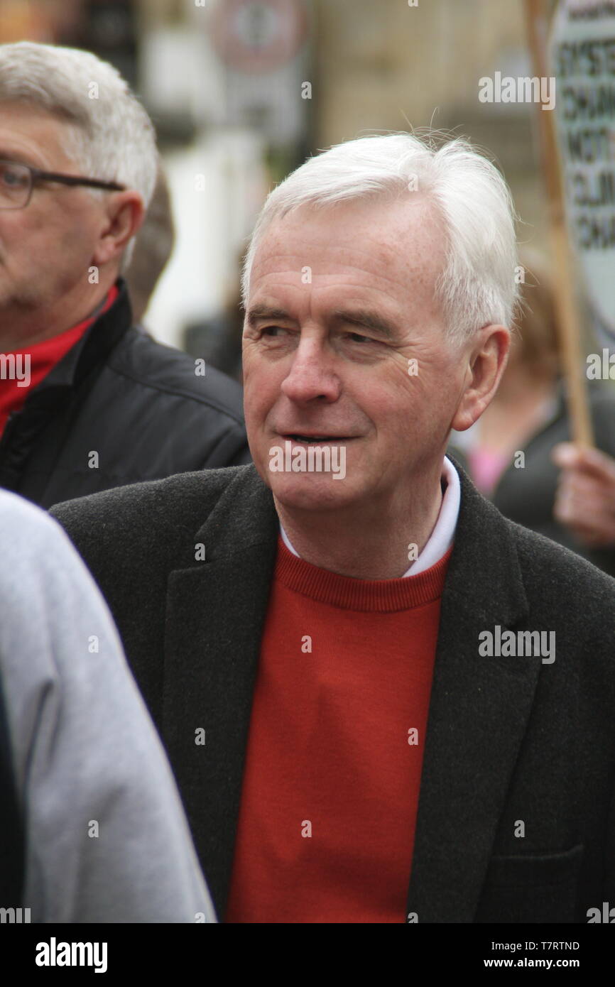 Chesterfield, Derbyshire, Regno Unito. Il 6 maggio 2019. John McDonnell, del partito laburista britannico del candidato e di ombra il Cancelliere dello Scacchiere annuale sul Chesterfield può parata del giorno prima di parlare al rally che è stata sostenuta da sindacati compresi i TUC e ASLEF. Altri altoparlanti inclusi manodopera MP per Chesterfield, Toby Perkins Foto Stock
