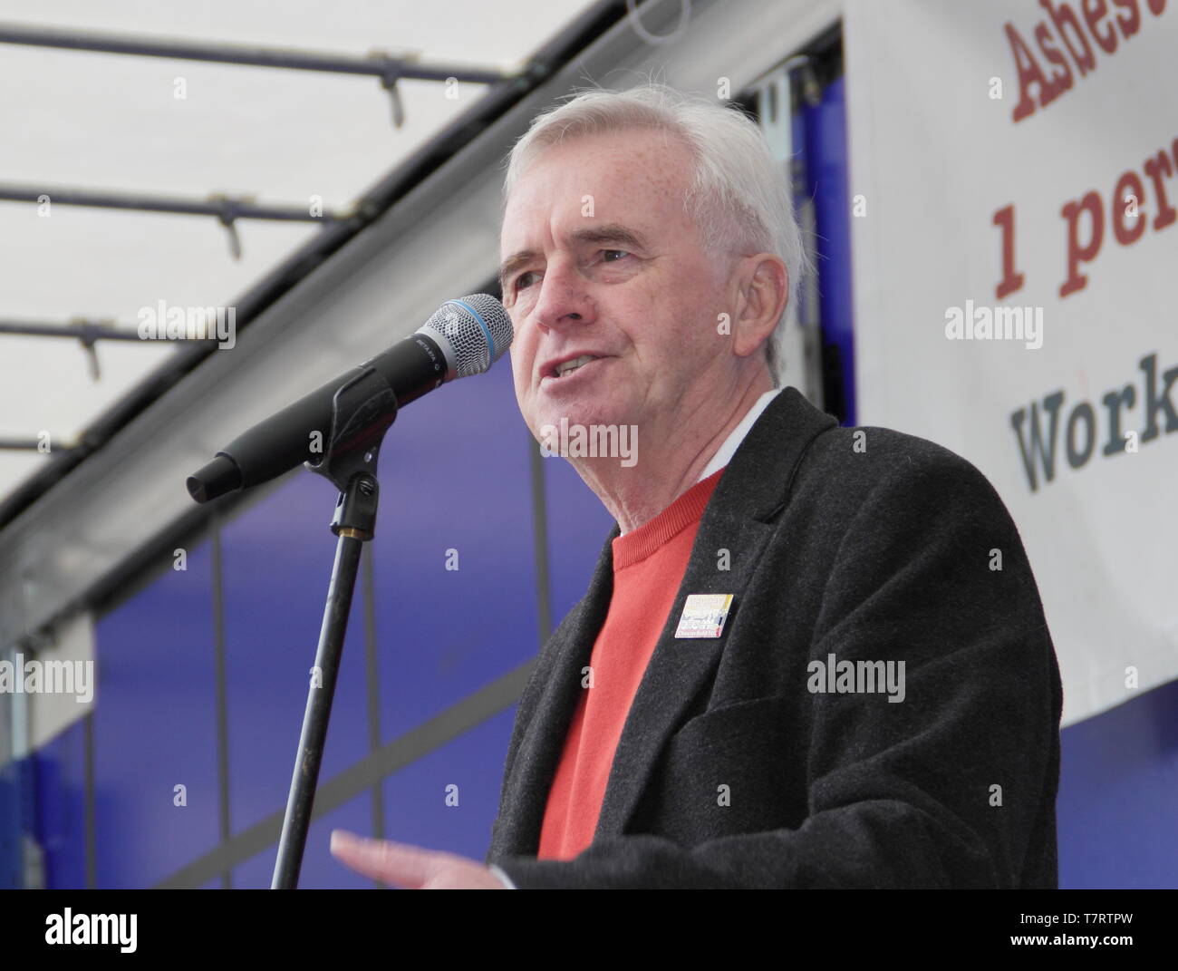 Chesterfield, Derbyshire, Regno Unito. Il 6 maggio 2019. John McDonnell, del partito laburista britannico del candidato e di ombra il Cancelliere dello Scacchiere parla al Chesterfield annuale giorno di maggio Rally. Supportato da sindacati compresi i TUC e ASLEF, altri altoparlanti inclusi manodopera MP per Chesterfield, Toby Perkins Foto Stock