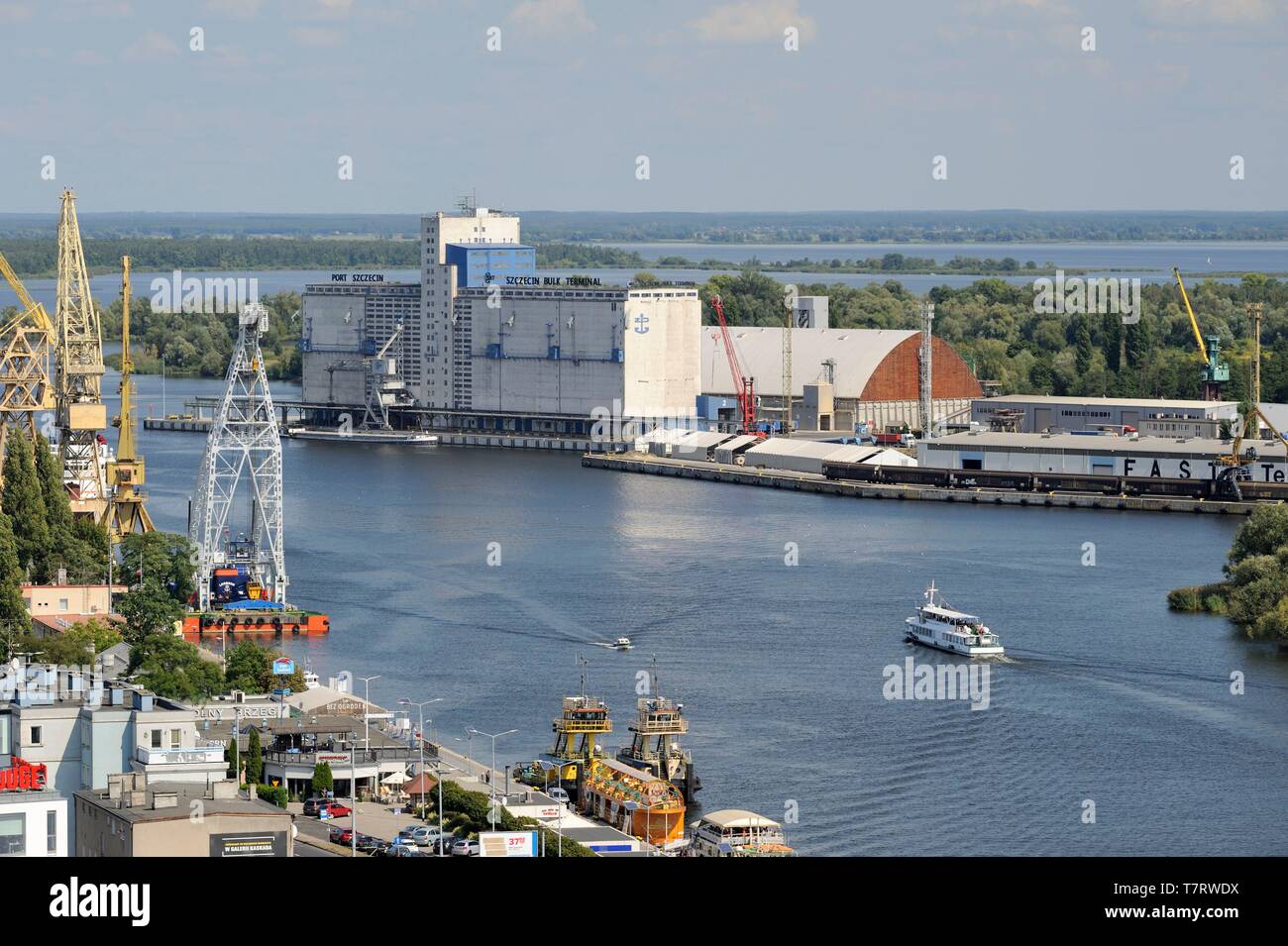 La Polonia, West Pomerania, Szczecin, vista di Szczecin Porto, Oder Fiume e Elewator Ewa silo di grano Foto Stock