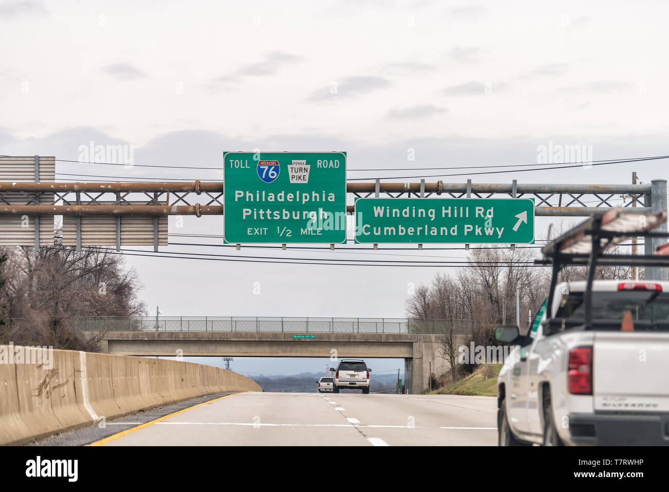 Mechanicsburg, Stati Uniti d'America - Aprile 6, 2018: Pedaggio 76 turnpike exit sign sull'autostrada 15 in Pennsylvania con vetture di traffico sul giorno nuvoloso Foto Stock