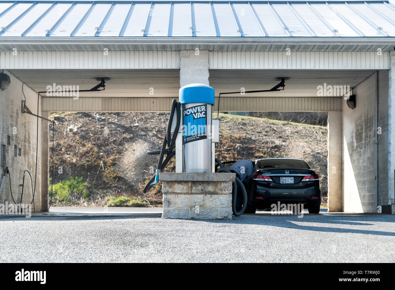 Harrisburg, Stati Uniti d'America - Aprile 6, 2018: lavaggio auto drive in Pennsylvania con vetture al power vac segno Foto Stock