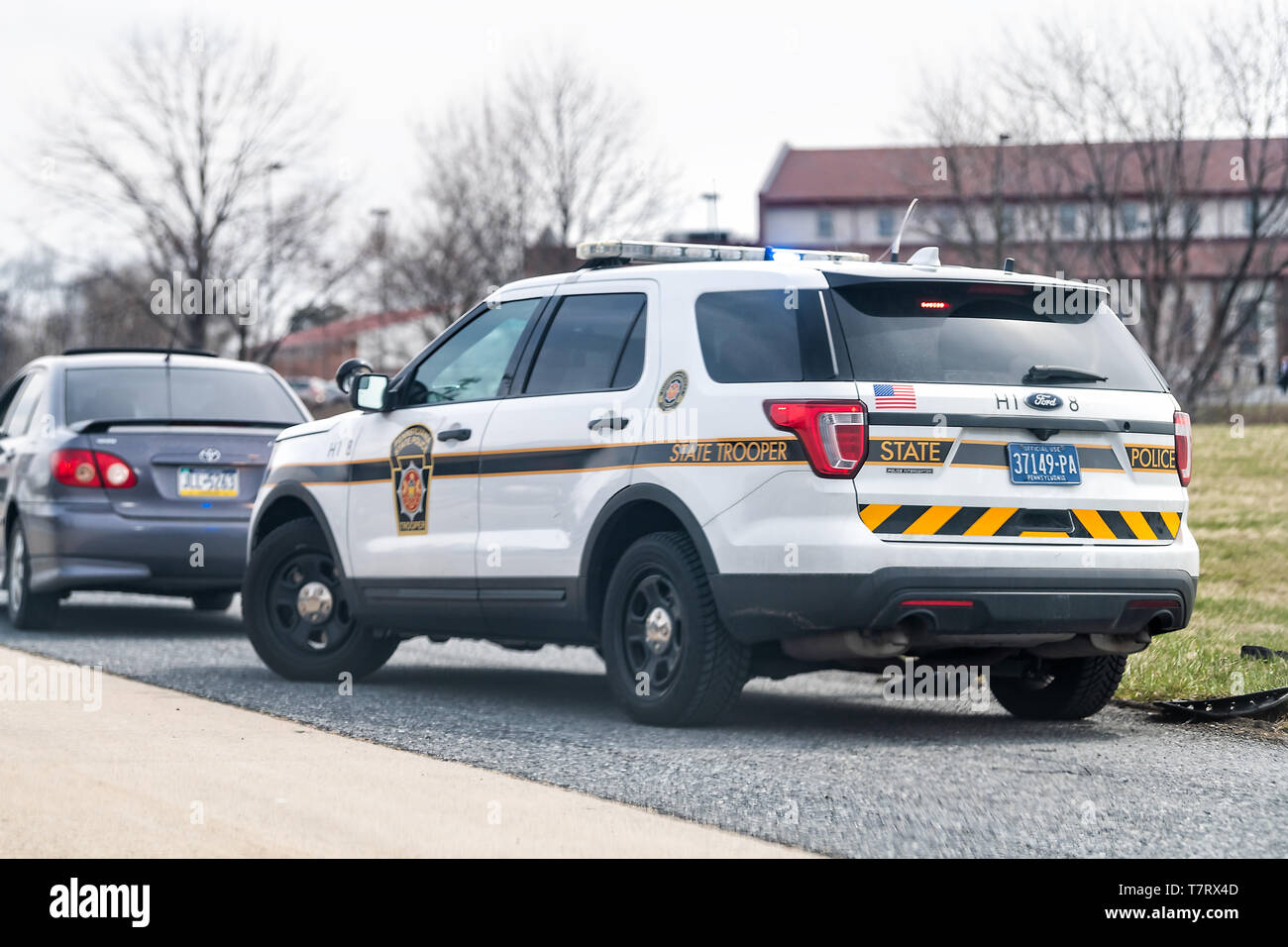 Harrisburg, Stati Uniti d'America - Aprile 6, 2018: Autostrada 83 Nord sign in Pennsylvania con auto arrestato dalla polizia di stato trooper Foto Stock