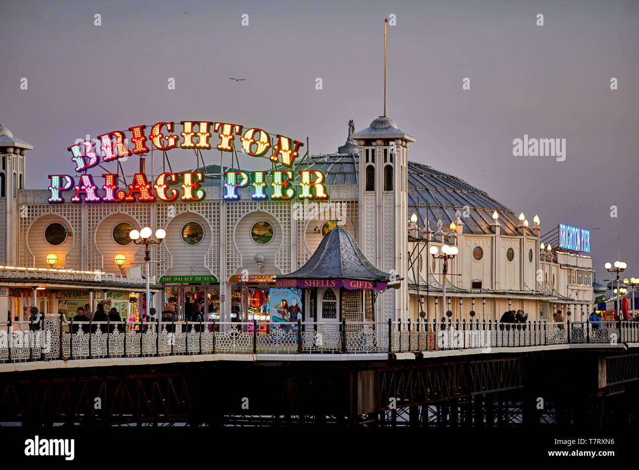 Il Brighton Pier accesa come un arcobaleno di notte in Inghilterra Foto Stock