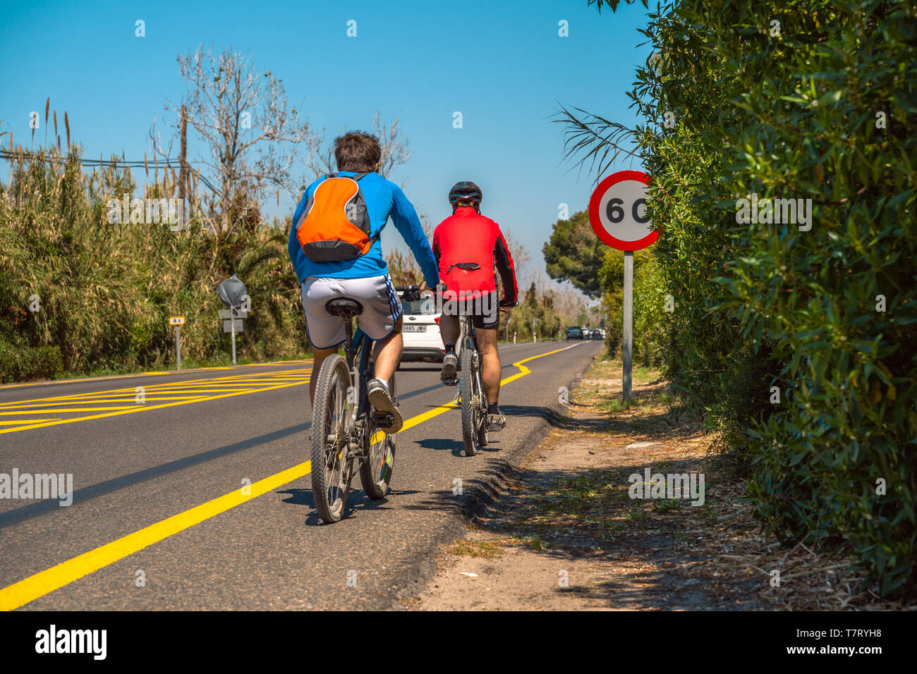 Valencia, Spagna; 13 aprile 2019: i ciclisti su strada e limitazione di  velocità segno. 60 km/h di velocità di limitazione. Autostrada escursioni  in bicicletta la sicurezza Foto stock - Alamy