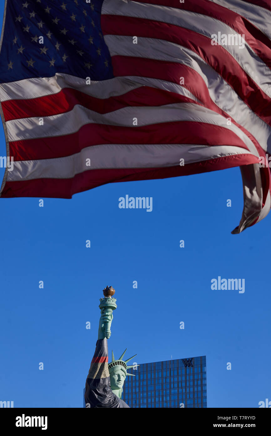 Las Vegas, Paradiso, Nevada USA, Replica Statua della Libertà nella zona di New York indossando un gigante Golden Knights jersey per il locale di hockey Foto Stock