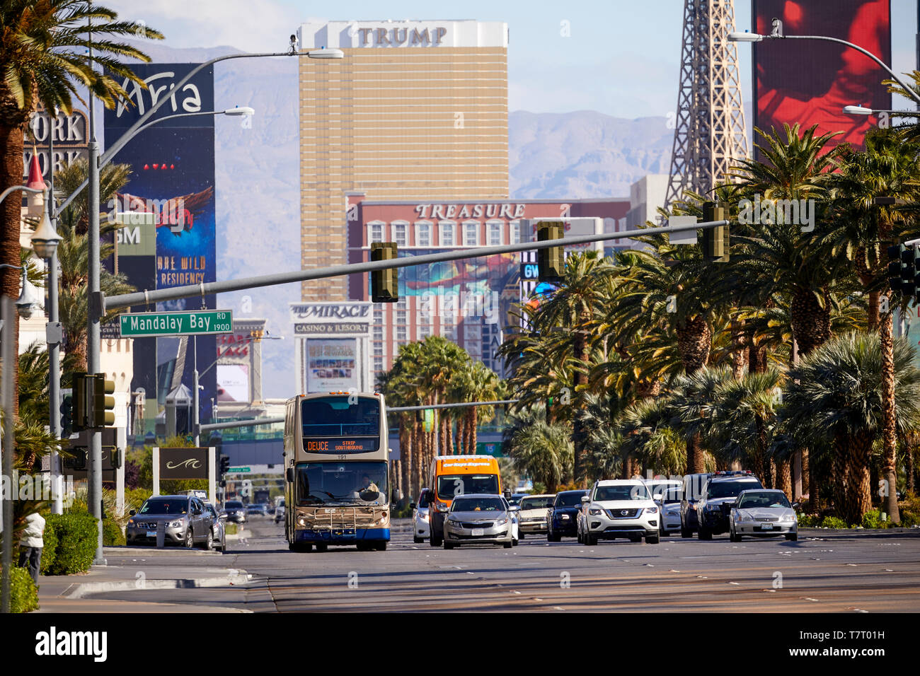Las Vegas, Paradiso, Nevada USA, Las Vegas Boulevard il Deuce Double Decker Bus incorniciato con Trump Tower Foto Stock