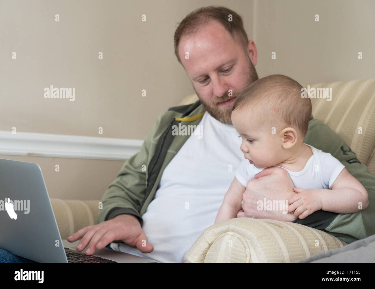 Padre tiene il suo bambino (6 mesi di età) nella sua casa nel nord di Philadelphia Foto Stock