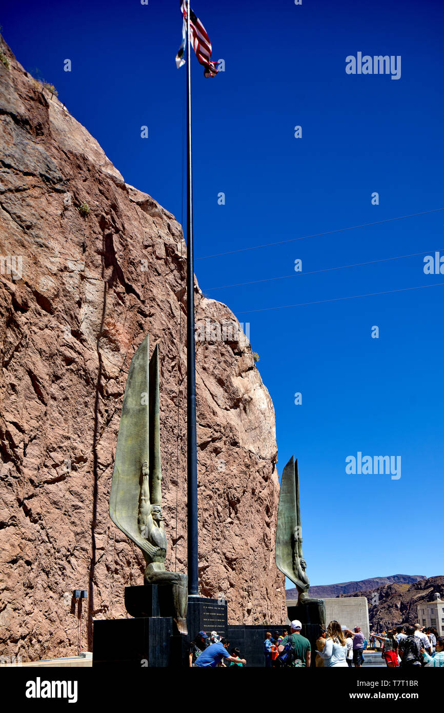 Boulder City Hoover Dam Fiume Colorado, sul confine tra le regioni degli Stati Uniti del Nevada e Arizona Memorial tall aquile le figure alate di Rep Foto Stock