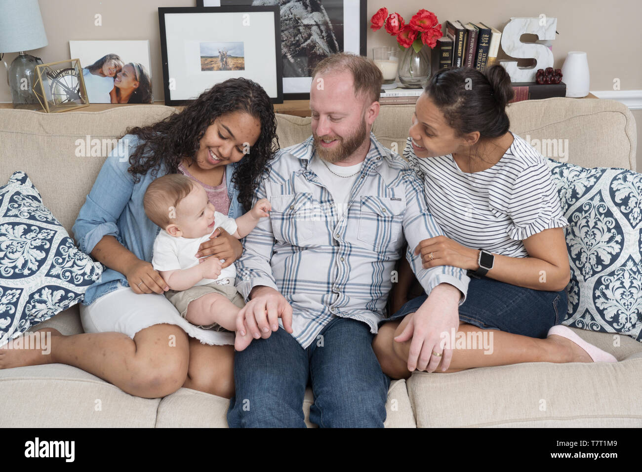 Famiglia di 4 persone nella loro casa in North Philadelphia, bambino di 6 mesi, 15 enne sorella. Foto Stock