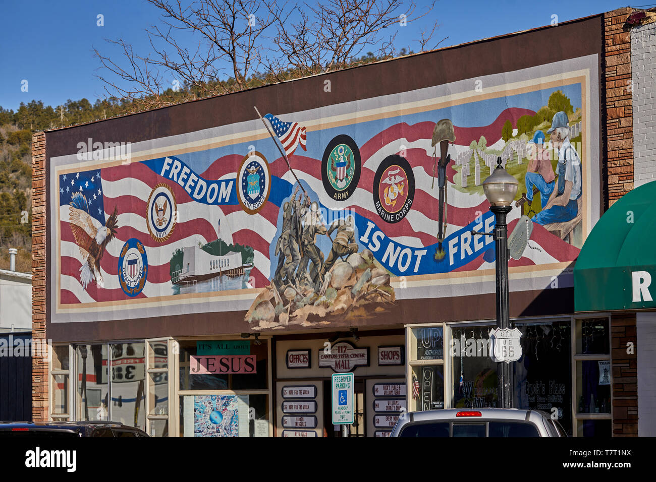 La storica Route 66 città Williams, "la libertà non è libera ", " la libertà non è libera ", " la libertà non è libera' o 'libertà ain't libero' esprimere gratitudine per la Foto Stock