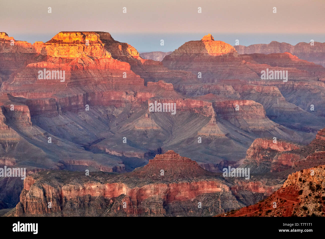 Punto di riferimento del Parco Nazionale del Grand Canyon South Rim pendii ripidi canyon scavato dal fiume Colorado in Arizona, Stati Uniti Foto Stock