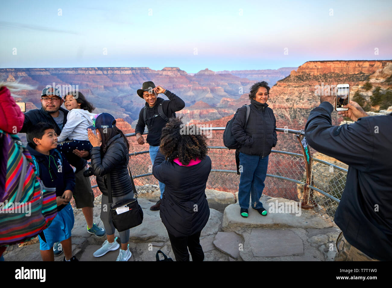 Punto di riferimento del Parco Nazionale del Grand Canyon South Rim pendii ripidi canyon scavato dal fiume Colorado in Arizona, Stati Uniti Foto Stock