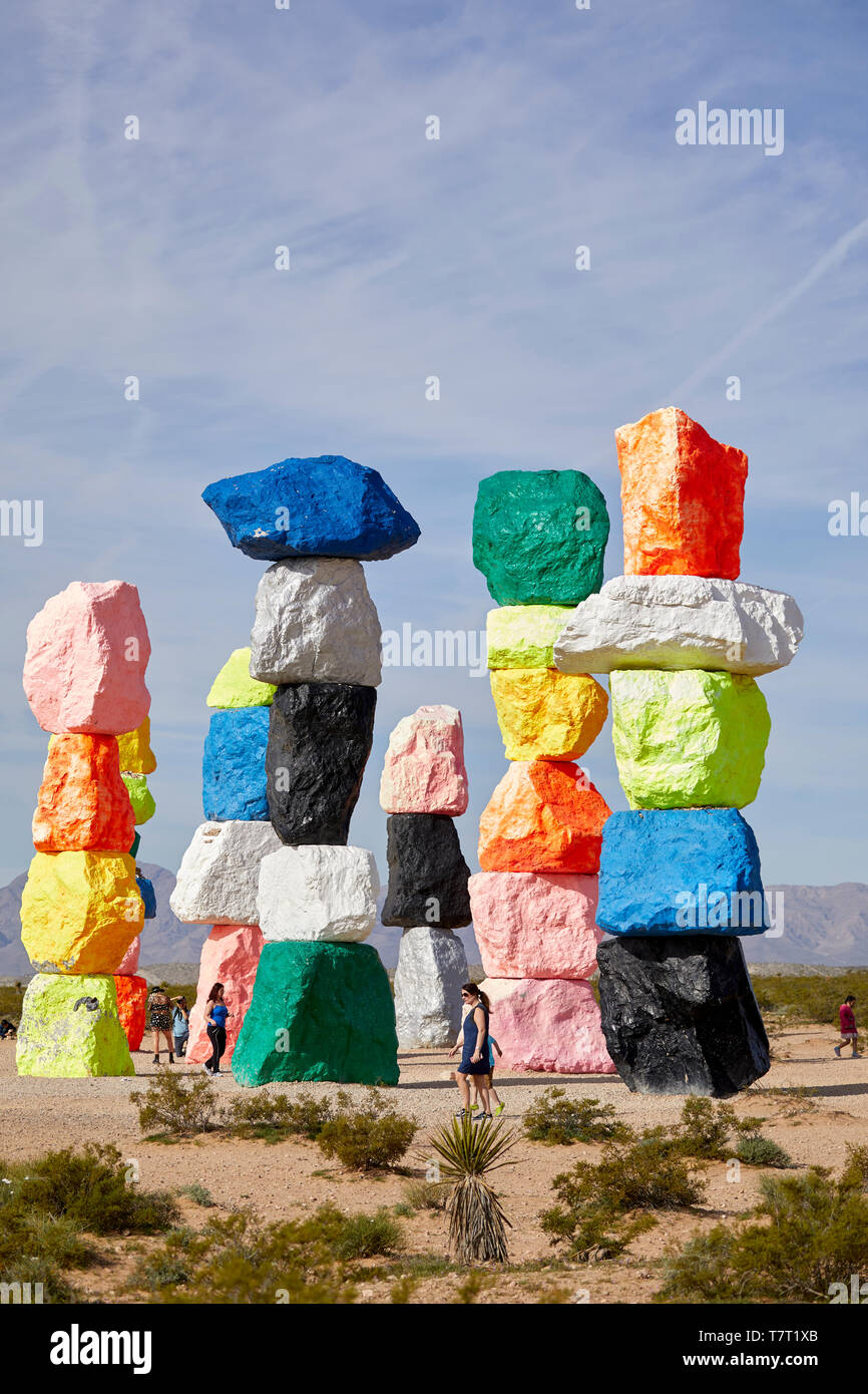 Las Vegas, Nevada USA, deserto arte Sette Montagne magiche 7 bright multi verniciato colorato totem boulder da Ugo Rondinone Foto Stock