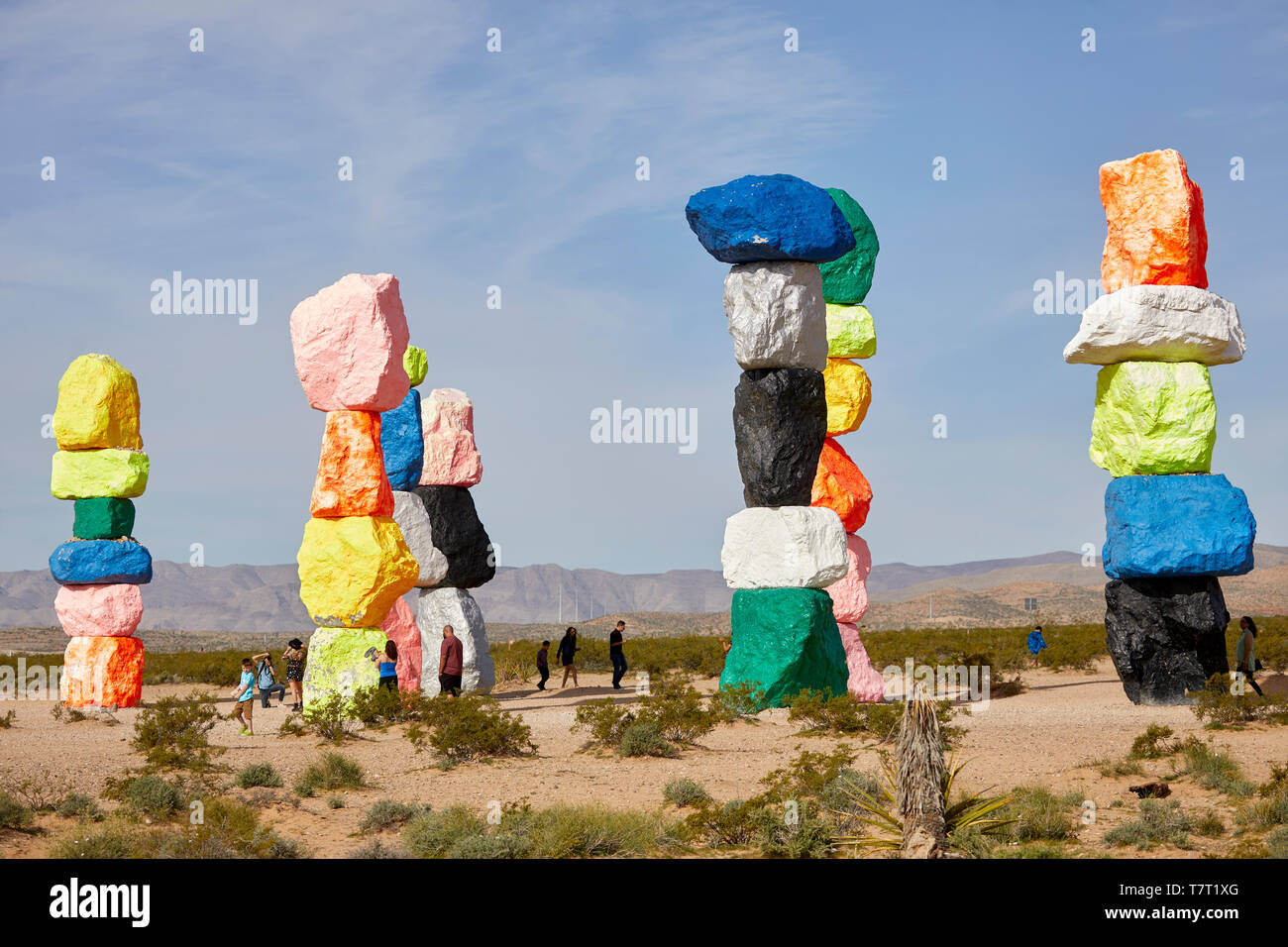 Las Vegas, Nevada USA, deserto arte Sette Montagne magiche 7 bright multi verniciato colorato totem boulder da Ugo Rondinone Foto Stock