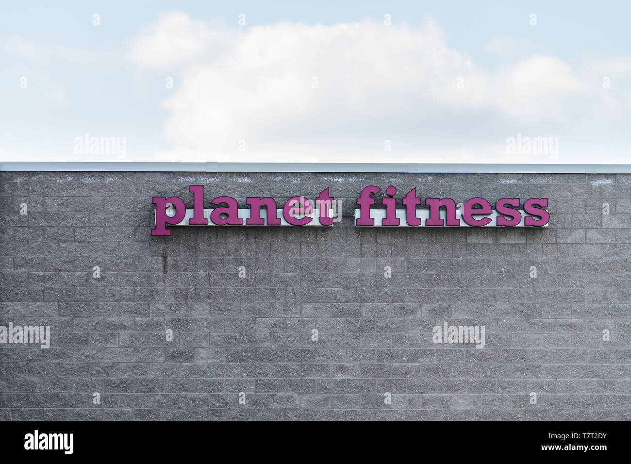 Allen superiore Township, Stati Uniti d'America - Aprile 8, 2018: Planet Fitness palestra logo della catena di segno sulla costruzione in Pennsylvania vicino Harrisburg Foto Stock