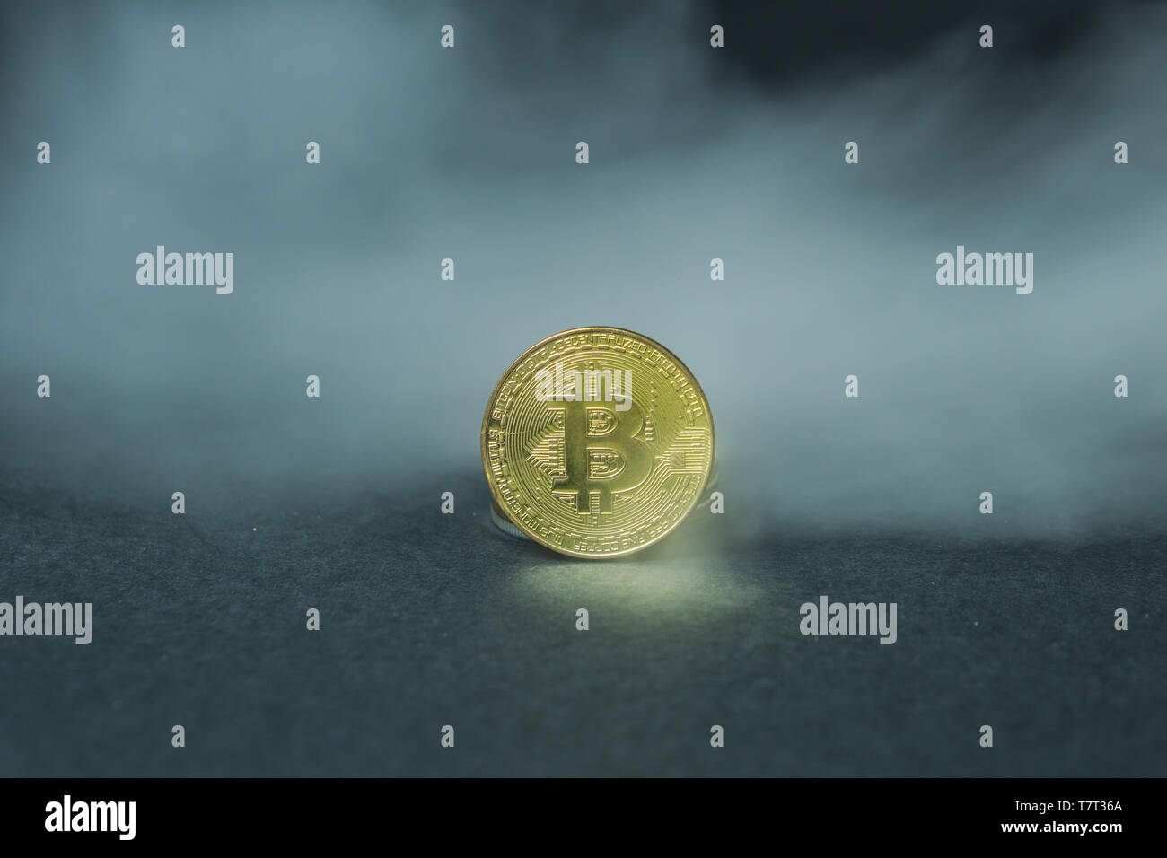 Golden bitcoins con fumo su sfondo nero. Il concetto di business. Sicurezza Internet e il concetto di protezione. Foto Stock