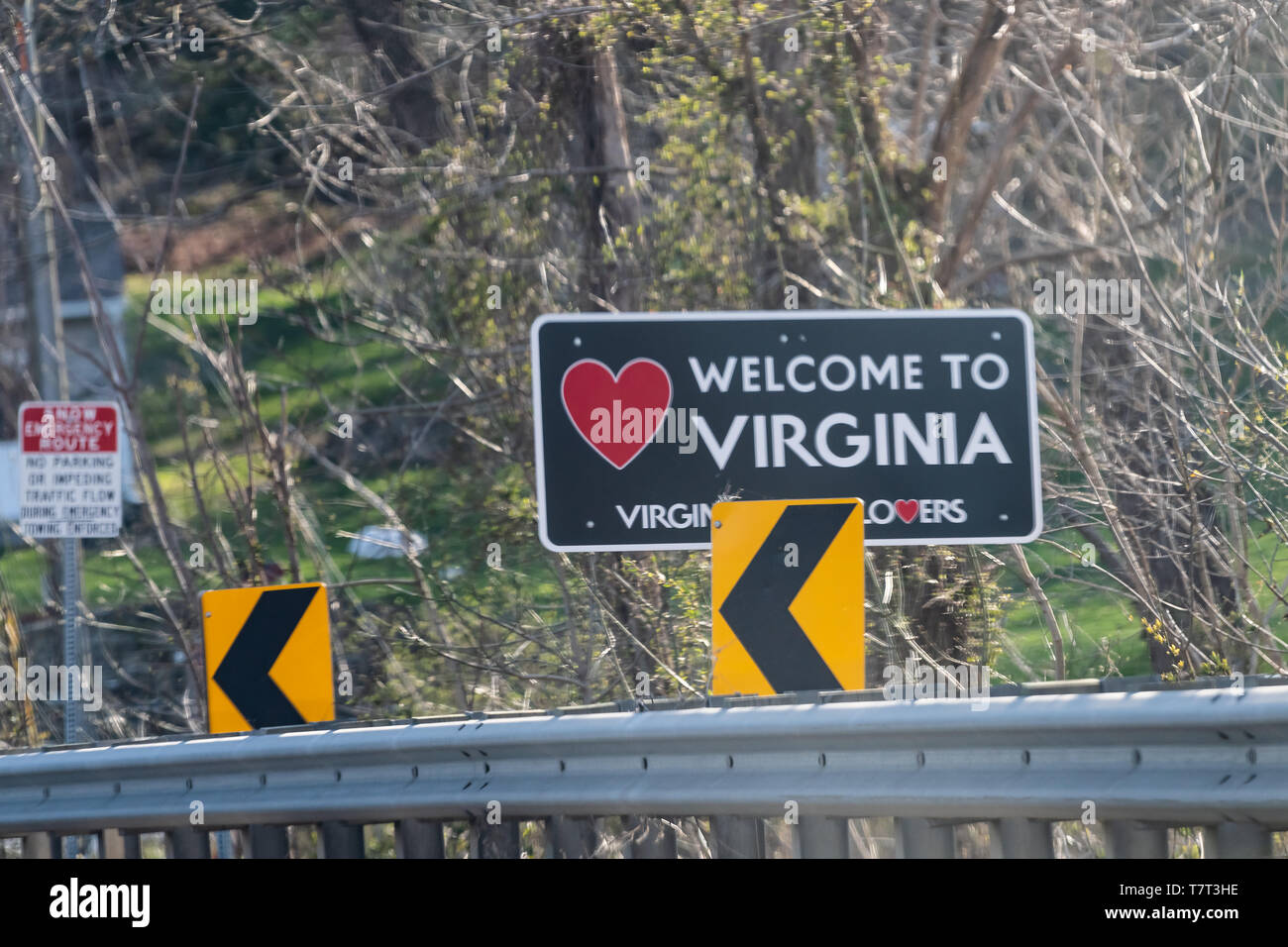 Punto di rocce, STATI UNITI D'AMERICA - Aprile 6, 2018: cuore rosso segno su autostrada in Virginia con benvenuti al segno di stato e gli amanti del testo icona logo Foto Stock