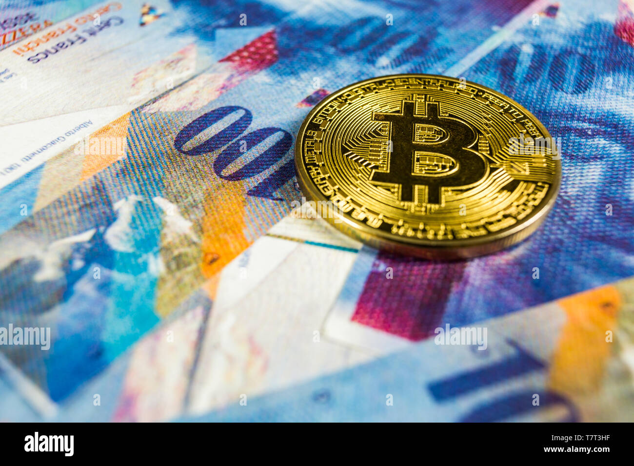 Crypto concetto di valuta - Un Bitcoin con Swiss franc valuta, Svizzera  Foto stock - Alamy