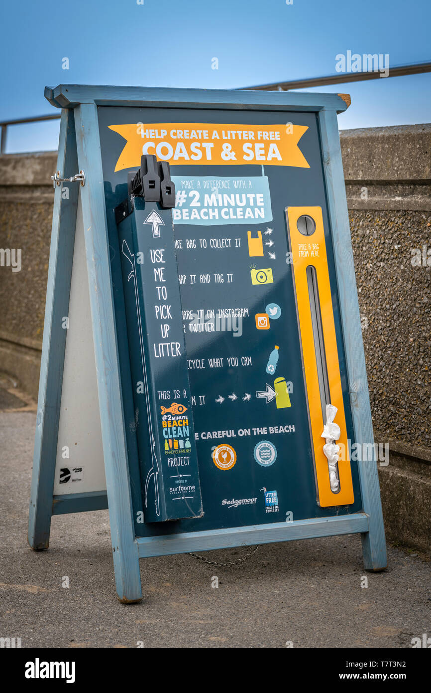 "2 minuto spiaggia pulita" - un modo innovativo per affrontare il problema di mantenere la spiaggia pulita a Burnham-su-Mare nel Somerset, Inghilterra. Foto Stock