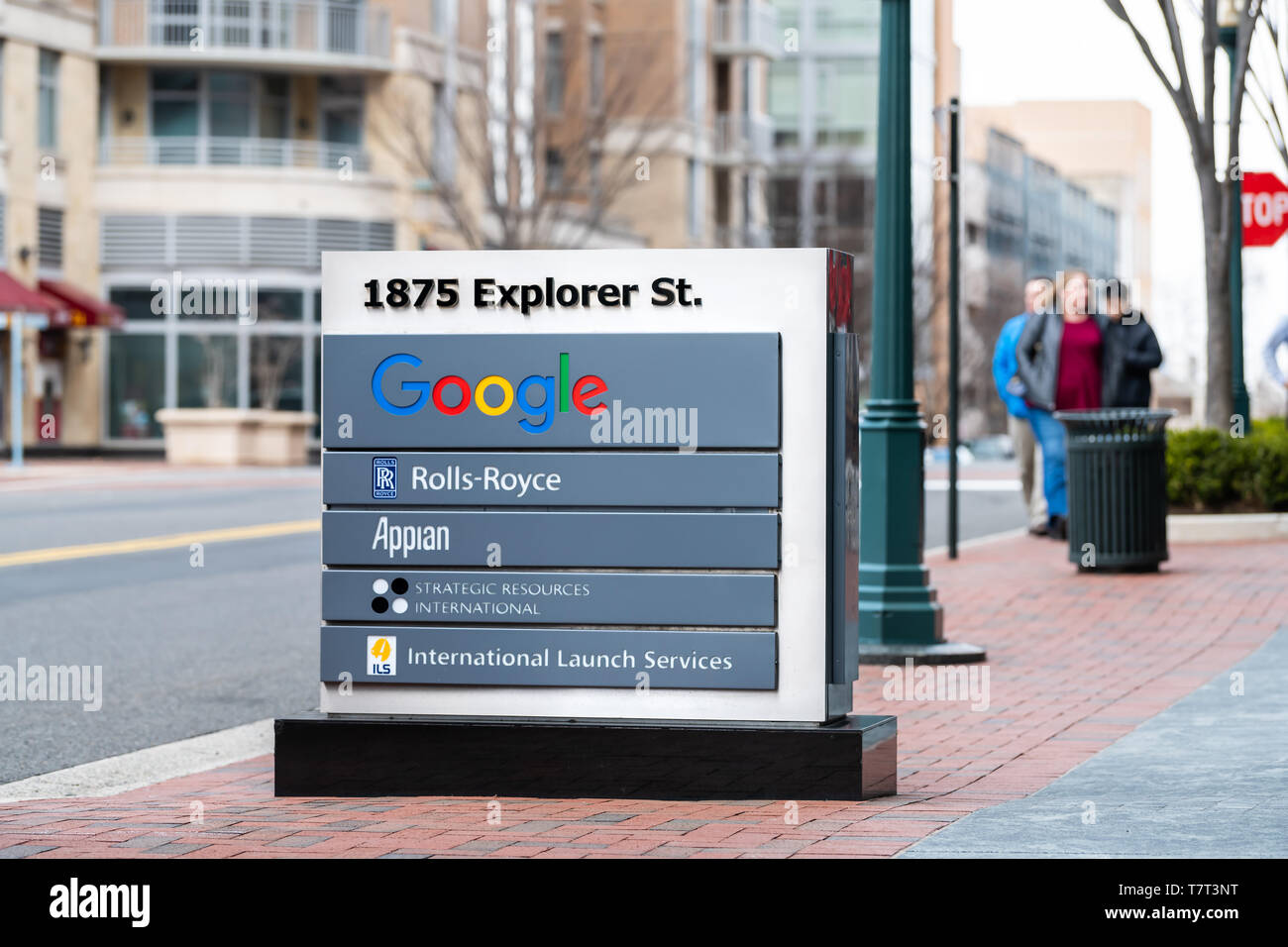 Reston, Stati Uniti d'America - 11 Aprile 2018: centro città edilizia architettura marciapiede strada durante il giorno con informazioni segno nella Virginia del Nord per Google Foto Stock