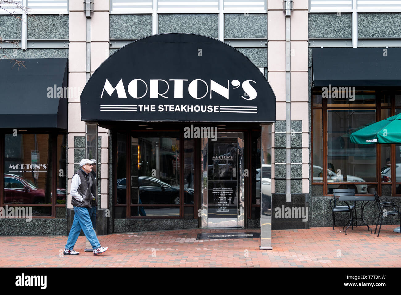 Reston, Stati Uniti d'America - 11 Aprile 2018: centro città edilizia architettura marciapiede strada durante il giorno nella Virginia del Nord con il Morton's Steakhouse restaura Foto Stock