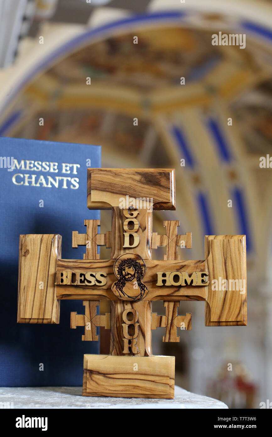 Livre de messe et chants et croix de Jérusalem en bois d'Olivier. Foto Stock