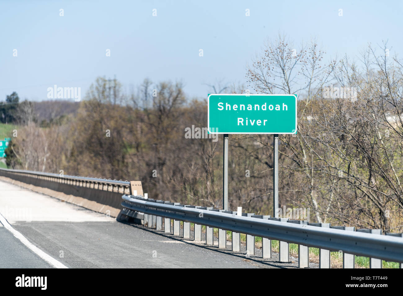Cartello verde per il fiume Shenandoah in vally vicino a Felice Creek in Virginia in primavera o estate con alberi Foto Stock
