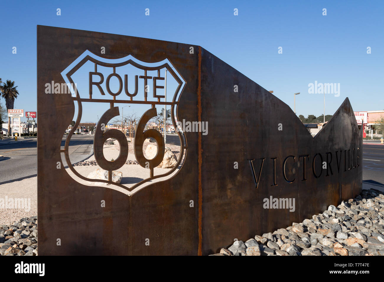 Victorville, CA / STATI UNITI D'America - 30 Marzo 2019: situato all'angolo di St 7 e albero verde Blvd nella città di Victorville sorge un rustico di oggetti artistici in metallo Foto Stock