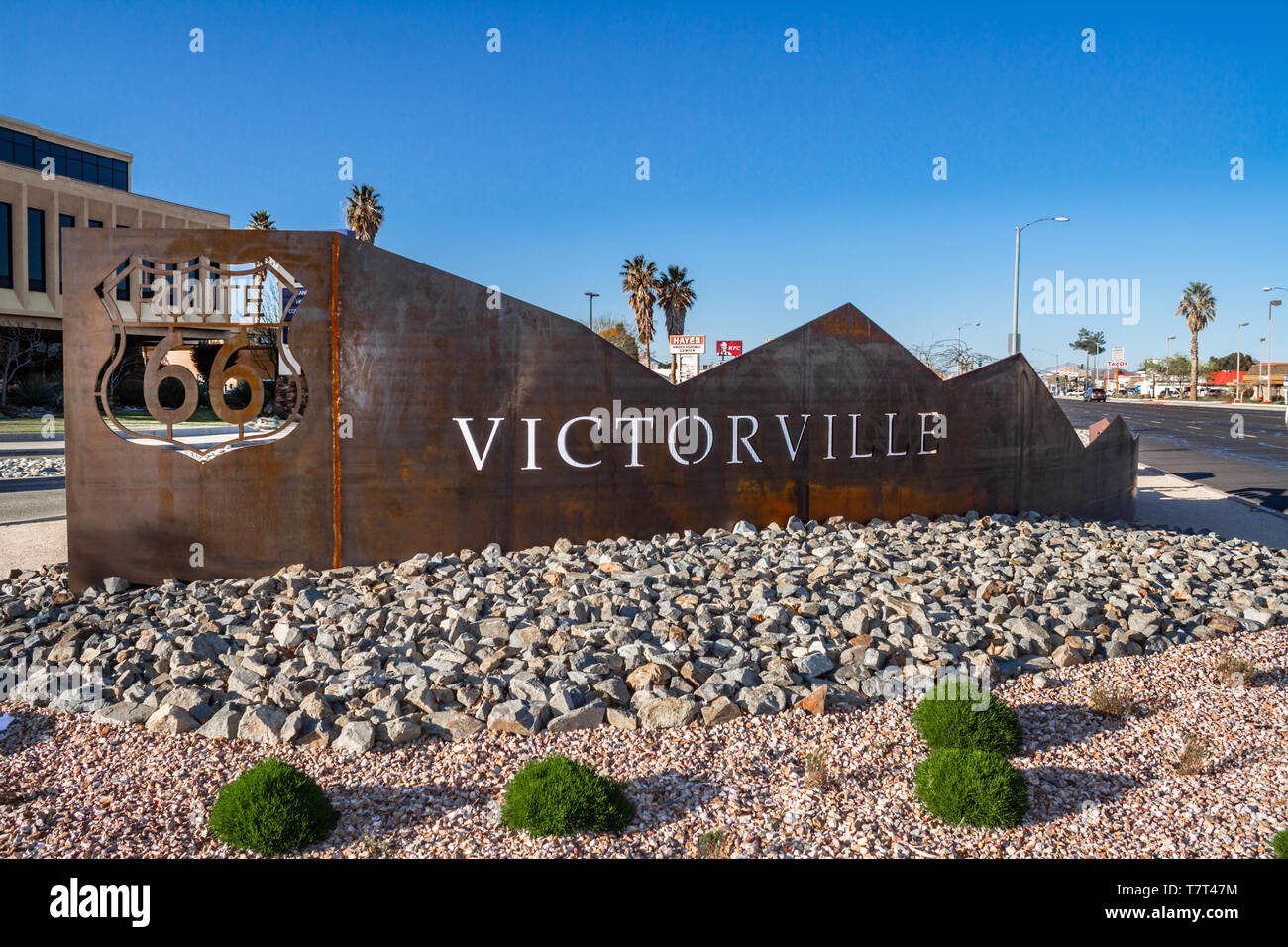 Victorville, CA / STATI UNITI D'America - 30 Marzo 2019: situato all'angolo di St 7 e albero verde Blvd nella città di Victorville sorge un rustico di oggetti artistici in metallo Foto Stock