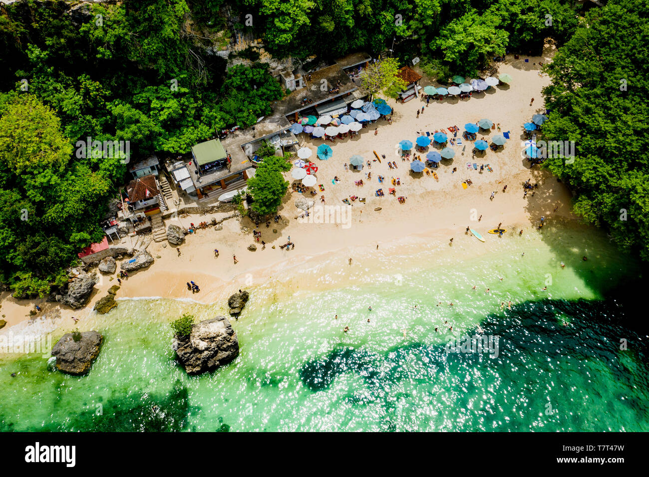 I turisti rilassarsi presso il Padang Padang Beach in primo piano nel film "Mangiare pregare l'amore" a Bali, Badung. Foto Stock