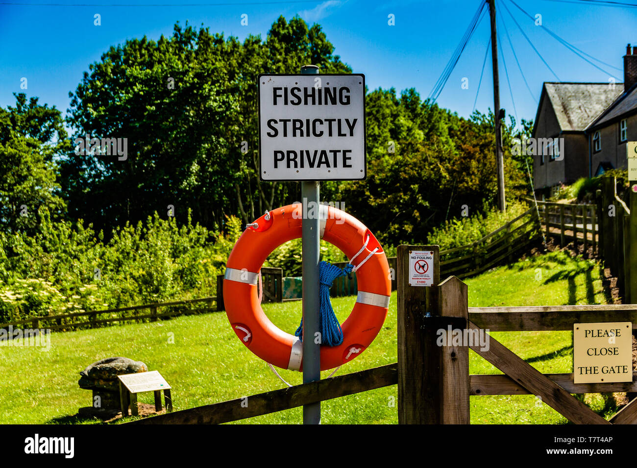 La pesca strettamente privato alcun segno di pesca con una boa di salvataggio, dal Fiume fino in Heatherslaw, Northumberland, Regno Unito. Giugno 2018. Foto Stock