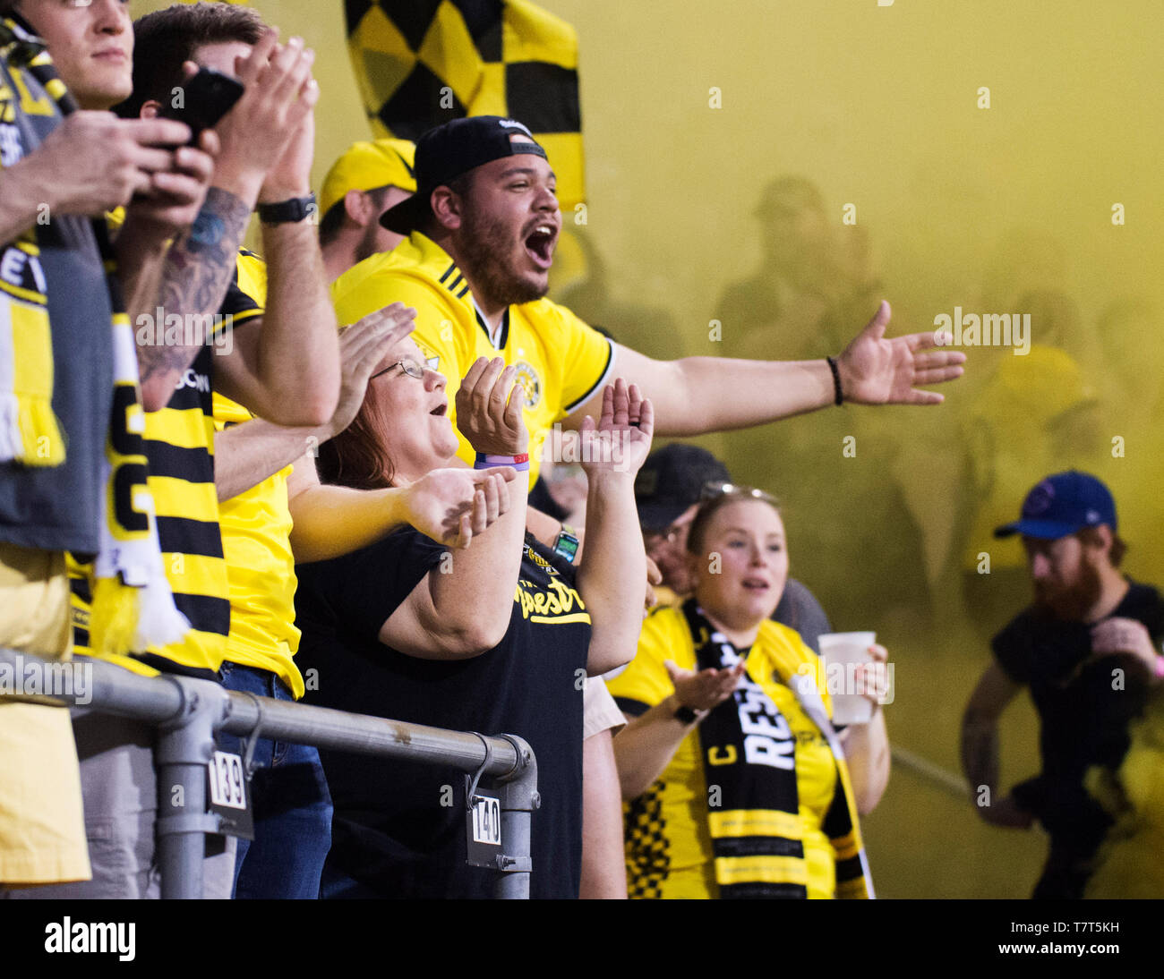 8 maggio 2019: Columbus Crew tifosi festeggiare un gol da Columbus Crew SC centrocampista Federico Higuain (10) contro la galassia nel loro gioco in Columbu Foto Stock