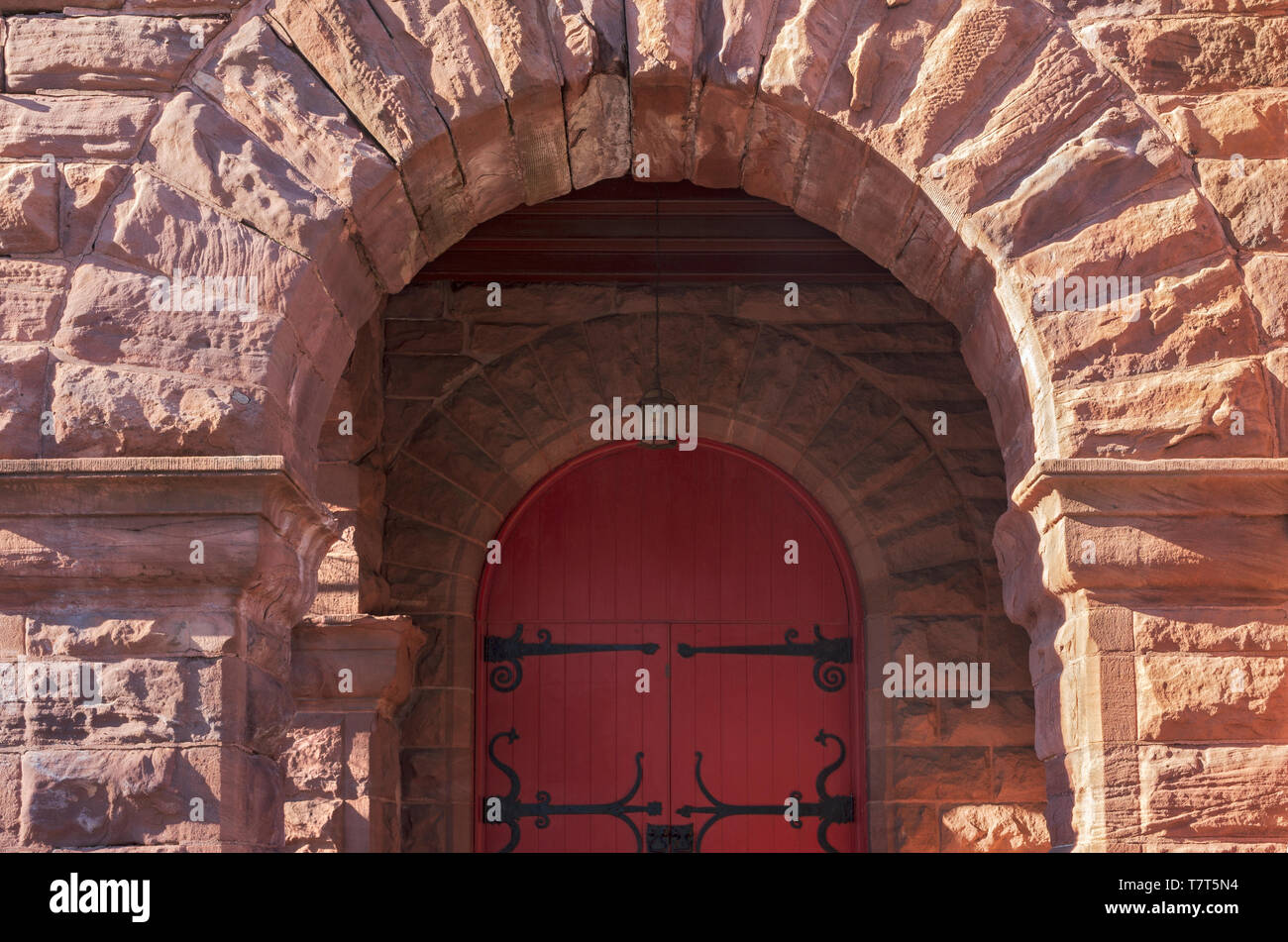 Arco di ingresso e la porta di pietra miliare della chiesa richardsonian romanico architettura di stile Foto Stock