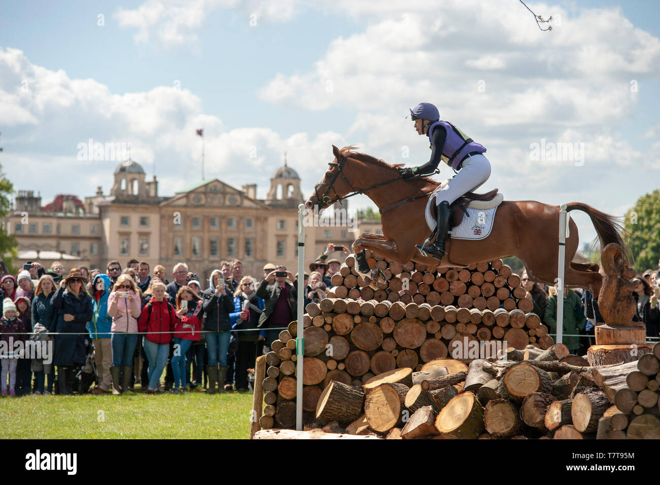 Badminton, Gloucestershire, Regno Unito, 4 maggio 2019, Emily King riding Dargun durante il Cross Country fase del 2019 Mitsubishi Motors Badminton Horse Trials, Credito:Jonathan Clarke/Alamy Stock Photo Foto Stock