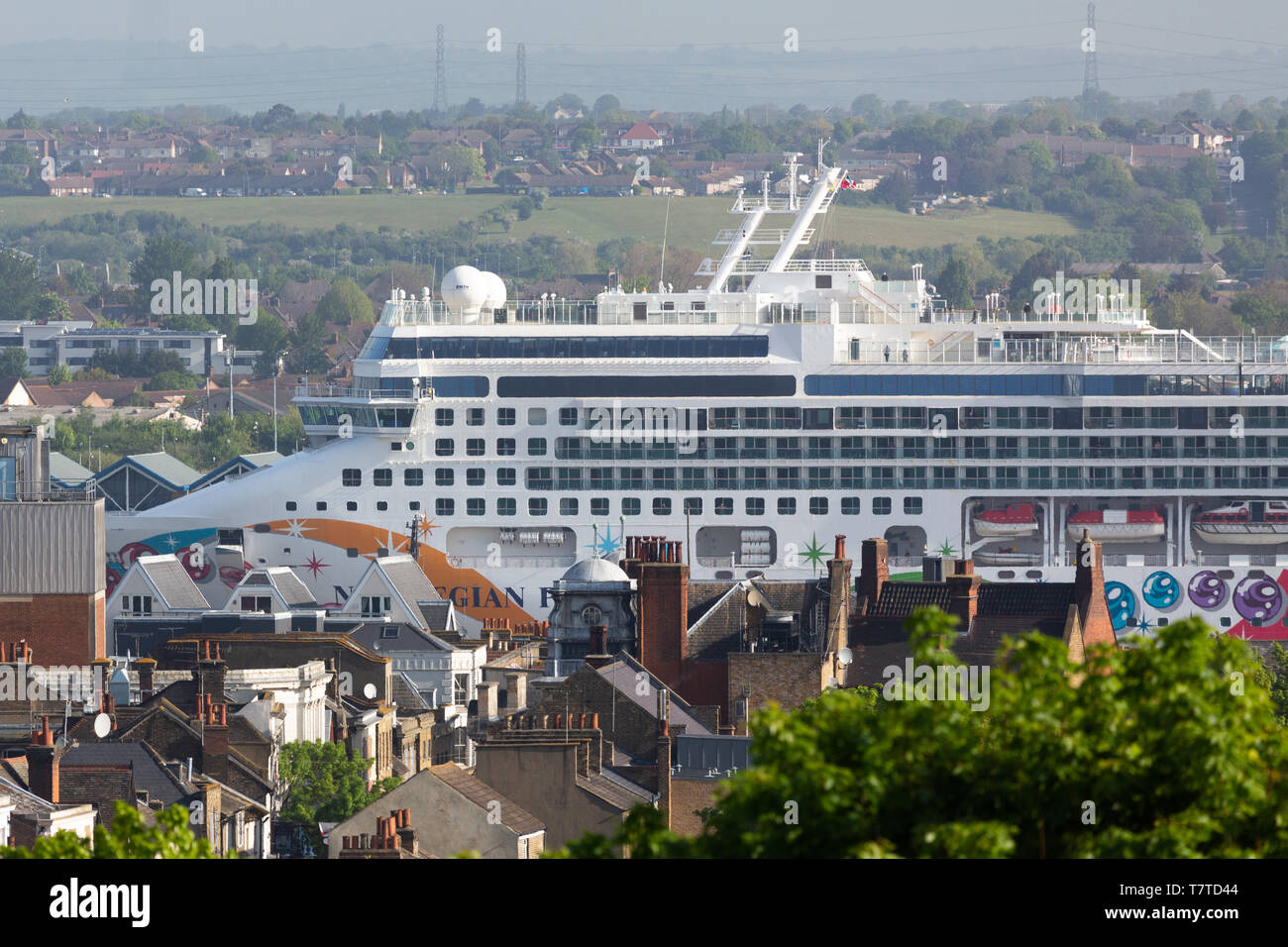 Tilbury, UK. Il 9 maggio, 2019. La più lunga nave da crociera mai a visitare Londra International Cruise Terminal di Tilbury è arrivato alle 8 di questa mattina. 294 metri di lunghezza della norvegese Perla sopraffatte dalla città di Gravesend, dove queste foto sono state scattate da come è arrivato a Tilbury sull'altro lato del fiume. Essa partirà nuovamente questa sera a 8pm. Rob Powell/Alamy Live News Foto Stock