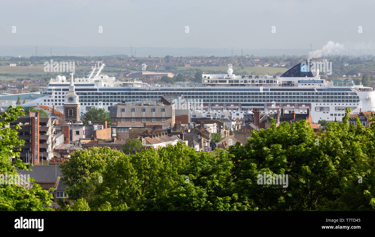 Tilbury, UK. Il 9 maggio, 2019. La più lunga nave da crociera mai a visitare Londra International Cruise Terminal di Tilbury è arrivato alle 8 di questa mattina. 294 metri di lunghezza della norvegese Perla sopraffatte dalla città di Gravesend, dove queste foto sono state scattate da come è arrivato a Tilbury sull'altro lato del fiume. Essa partirà nuovamente questa sera a 8pm. Rob Powell/Alamy Live News Foto Stock