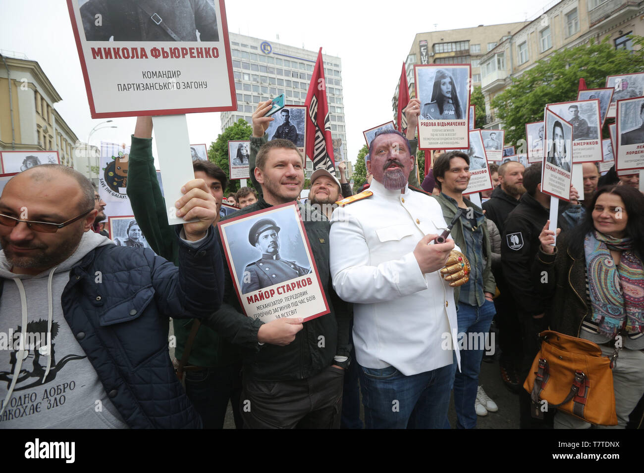 Kiev, Ucraina. 09 Maggio, 2019. 9 maggio 2019 - Attivisti di un giovane partito politico di un liberale di tipo '"democratic ax'' tenere i ritratti di Marvel Comics personaggi durante il loro fumetto protesta contro la pro-russo di propaganda, in quanto ritengono che la ''Immortale reggimento'' Marzo a Kiev, Ucraina Maggio 9, 2019. L'Ucraina commemora la 74anniversario della vittoria nella guerra di Unione Sovietica oltre i nazisti in Germania. (Credito Immagine: © Sergii KharchenkoZUMA filo) Credito: ZUMA Press, Inc./Alamy Live News Foto Stock