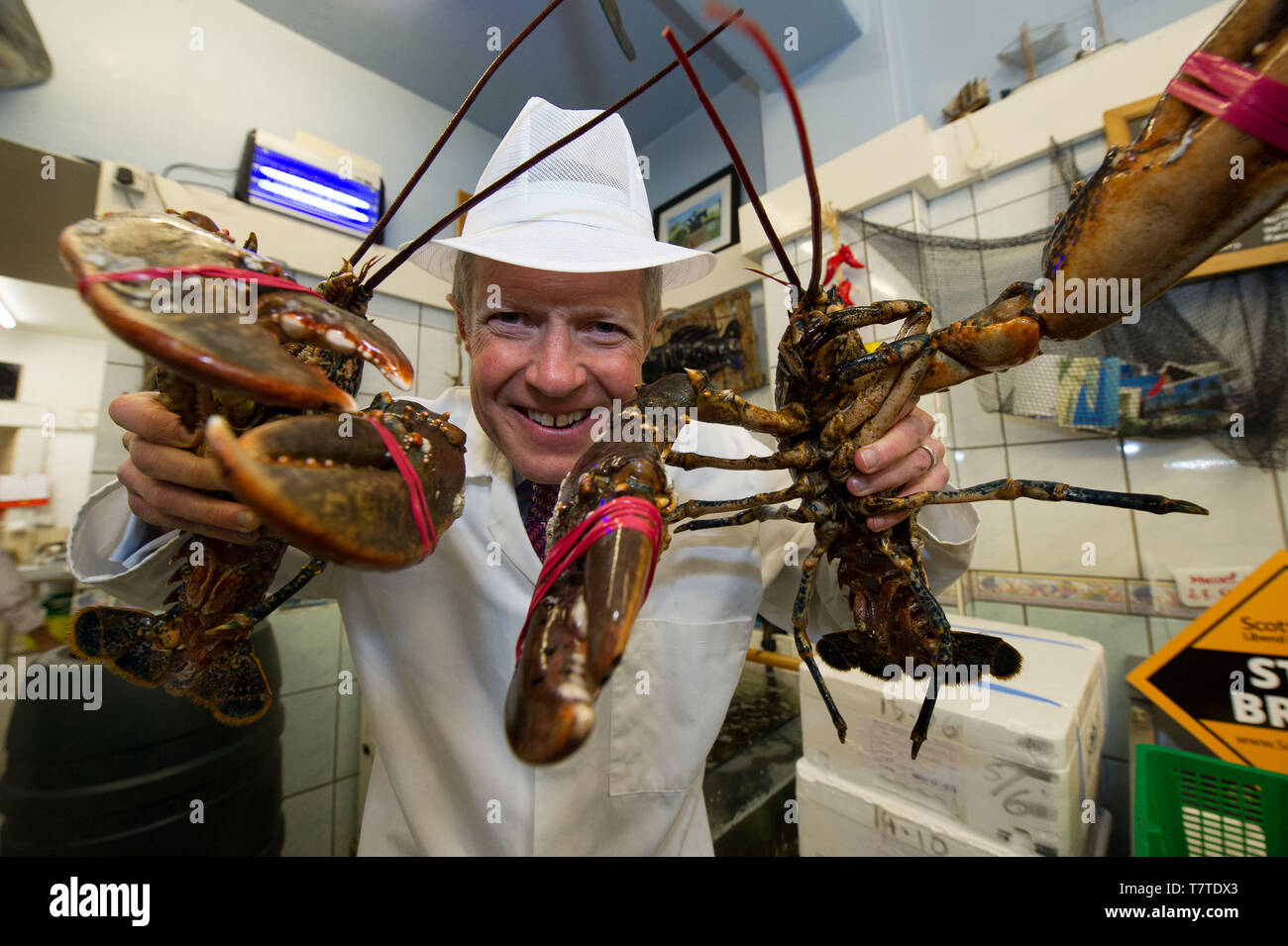Edinburgh, Regno Unito. Il 9 maggio 2019. Scottish Liberal Democratici leader Willie Rennie e Scottish Liberal Democratici MEP candidato Sheila Ritchie segnerà la giornata dell'Europa lanciando il partito della campagna elettorale europea e dichiarare che ogni voto per i liberali democratici di queste elezioni è un voto per arrestare Brexit. Credito: Colin Fisher/Alamy Live News Foto Stock