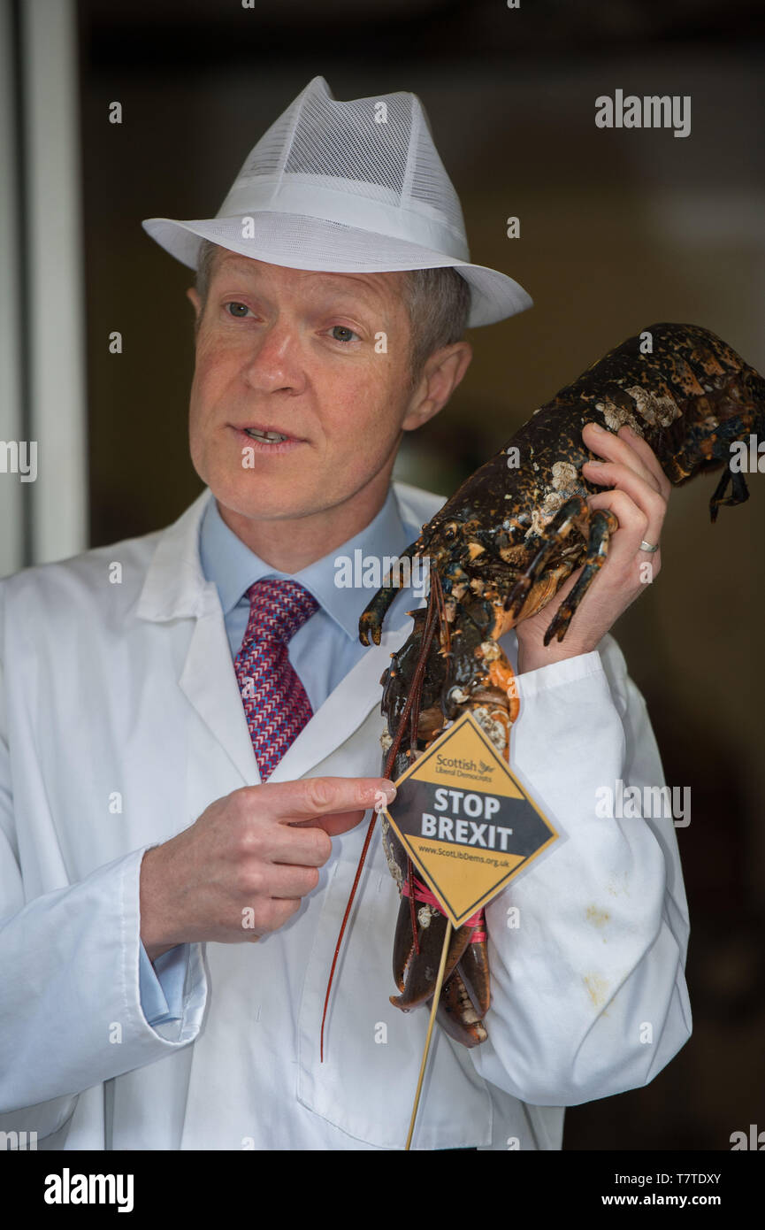 Edinburgh, Regno Unito. Il 9 maggio 2019. Scottish Liberal Democratici leader Willie Rennie e Scottish Liberal Democratici MEP candidato Sheila Ritchie segnerà la giornata dell'Europa lanciando il partito della campagna elettorale europea e dichiarare che ogni voto per i liberali democratici di queste elezioni è un voto per arrestare Brexit. Credito: Colin Fisher/Alamy Live News Foto Stock
