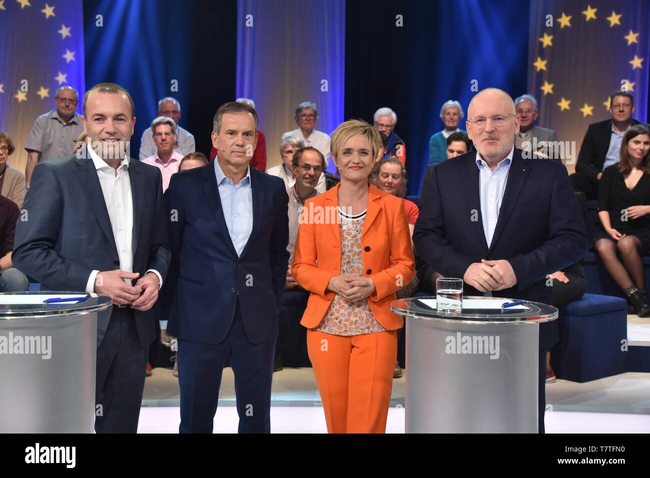 Colonia, Germania. 07 Maggio, 2019. Poitiker Manfred Weber dal conservatore, EVP l-r, i moderatori Andreas Cichowicz ed Ellen Ehni e uomo politico Frans Timmermans del Social Democratico PES nella ARD arena elettorale per le elezioni europee 2019 - Nella trasmissione live 100 spettatori nelle elezioni arena di Colonia può chiedere al Parlamento top domande di candidati per 90 minuti. Credito: Horst Galuschka/dpa/Horst Galuschka dpa/Alamy Live News Foto Stock