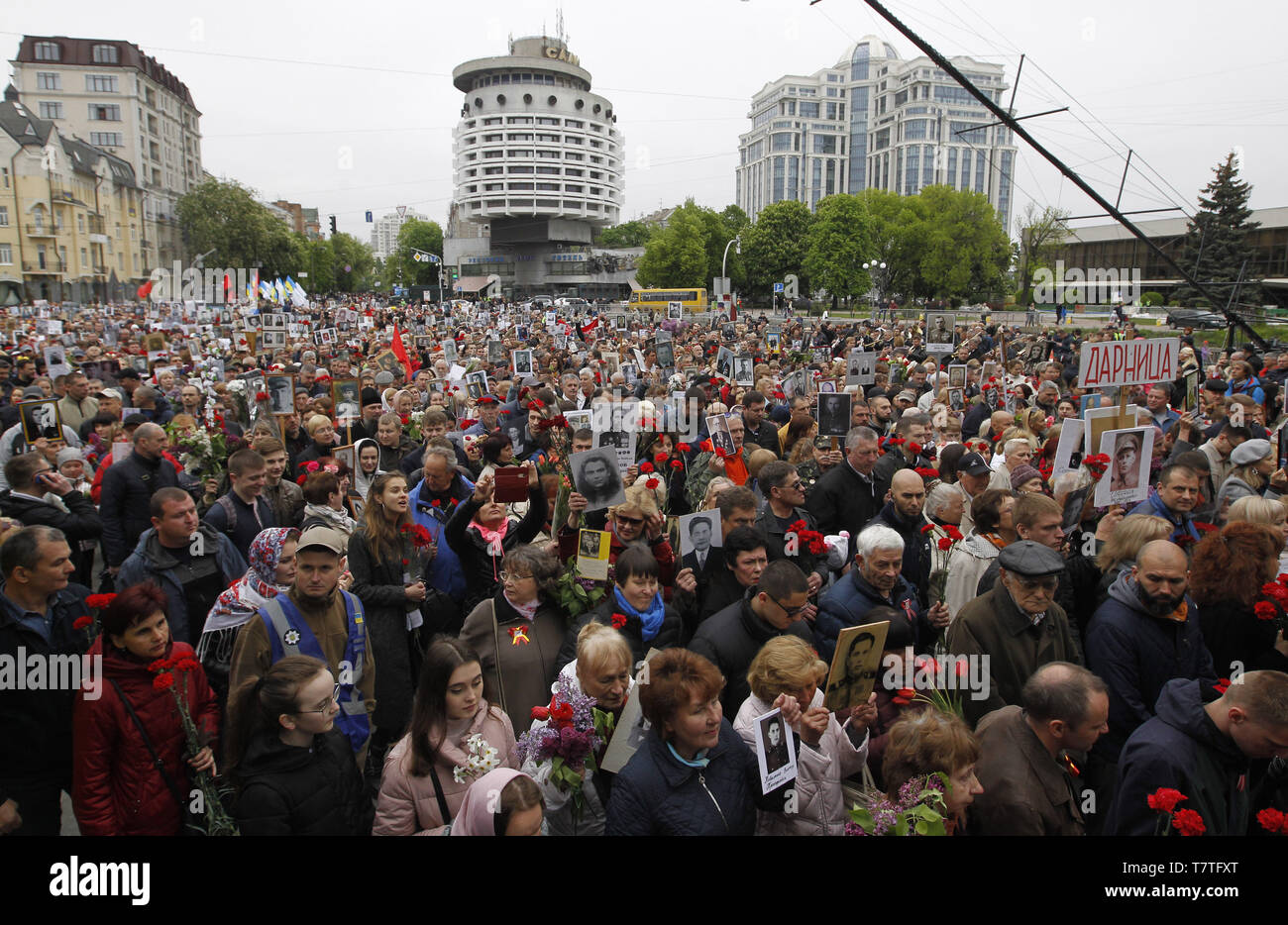 Kiev, Ucraina. Il 9 maggio, 2019. Gli ucraini eseguire ritratti di i veterani della Seconda guerra mondiale durante la Giornata della vittoria festeggiamenti, nei pressi della tomba del Milite Ignoto a Kiev, Ucraina, 09 maggio 2019. La gente dei paesi dell'ex-URSS celebrare la 74anniversario della vittoria sulla Germania Nazista durante la Seconda Guerra Mondiale. Credito: Serg Glovny/ZUMA filo/Alamy Live News Foto Stock