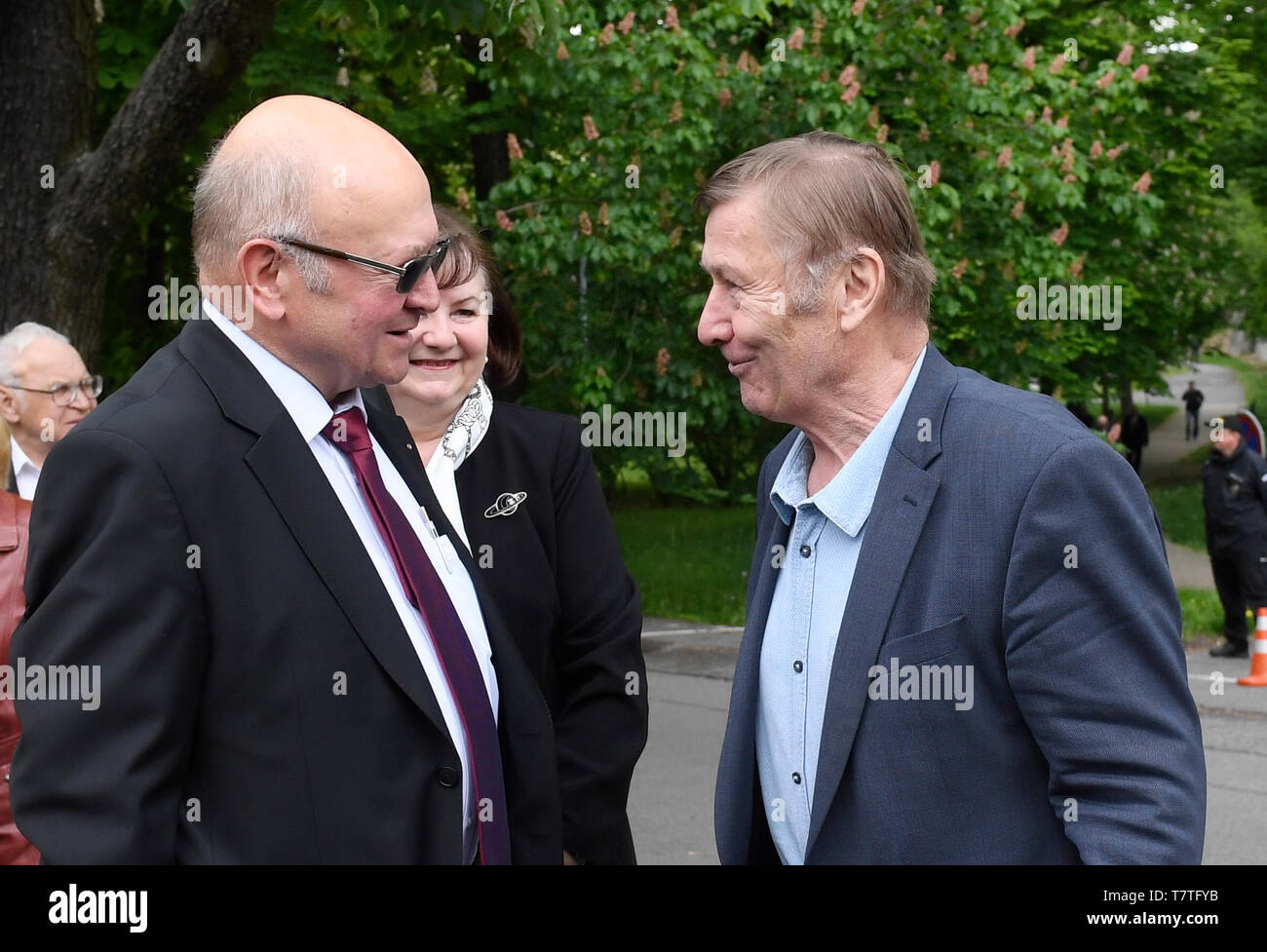 Praga, Repubblica Ceca. 09 Maggio, 2019. L-R cecoslovacco di ex cosmonauta ed ex ambasciatore ceco in Russia Vladimir Remek e il ceco comunista Miroslav Grebenicek parteciperà al ricevimento in occasione del giorno della vittoria in ambasciata russa a Praga, nella Repubblica Ceca il 9 maggio 2019. Credito: Michal Krumphanzl/CTK foto/Alamy Live News Foto Stock