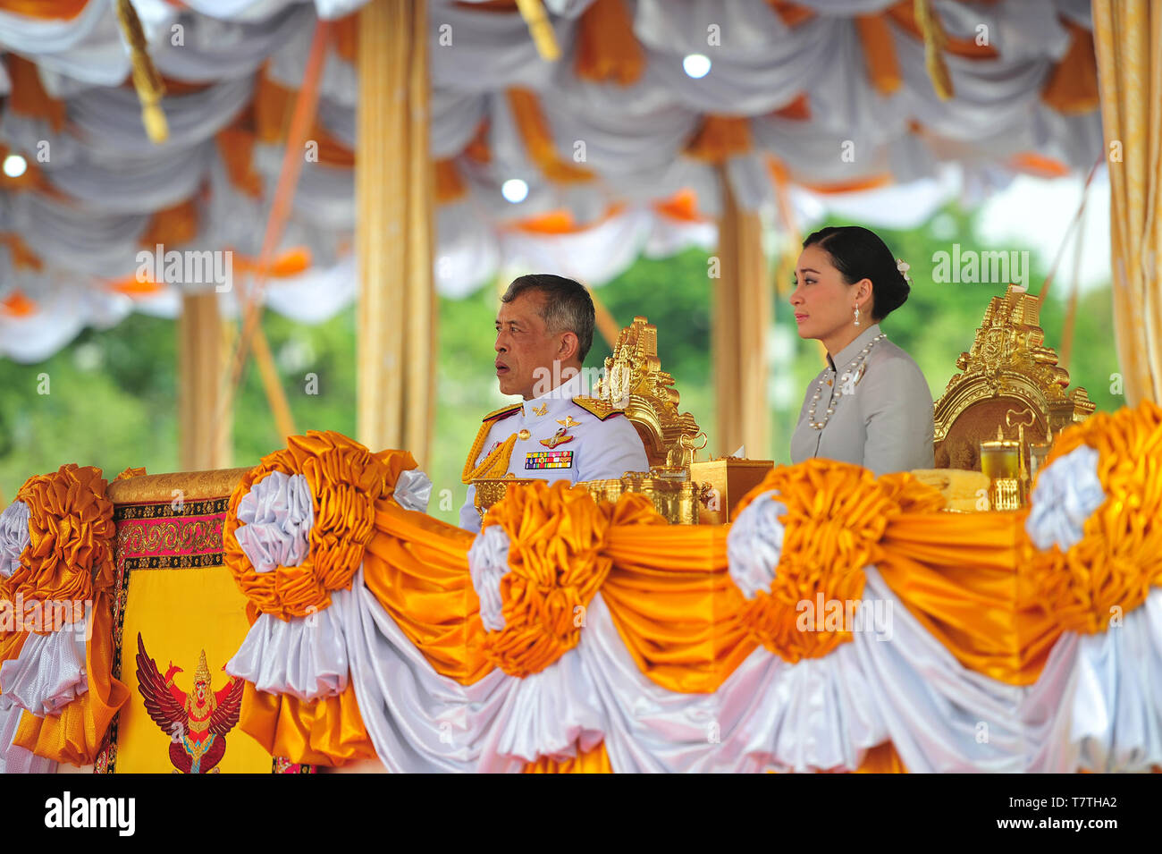 Bangkok, Tailandia. Il 9 maggio, 2019. Thailandia del re Maha Vajiralongkorn e Regina Suthida frequentare l'annuale cerimonia di aratura in Sanam Luang a Bangkok, Thailandia, 9 maggio 2019. La manifestazione annuale segna l inizio della stagione di crescita per il riso in Thailandia. Credito: Rachen Sageamsak/Xinhua/Alamy Live News Foto Stock